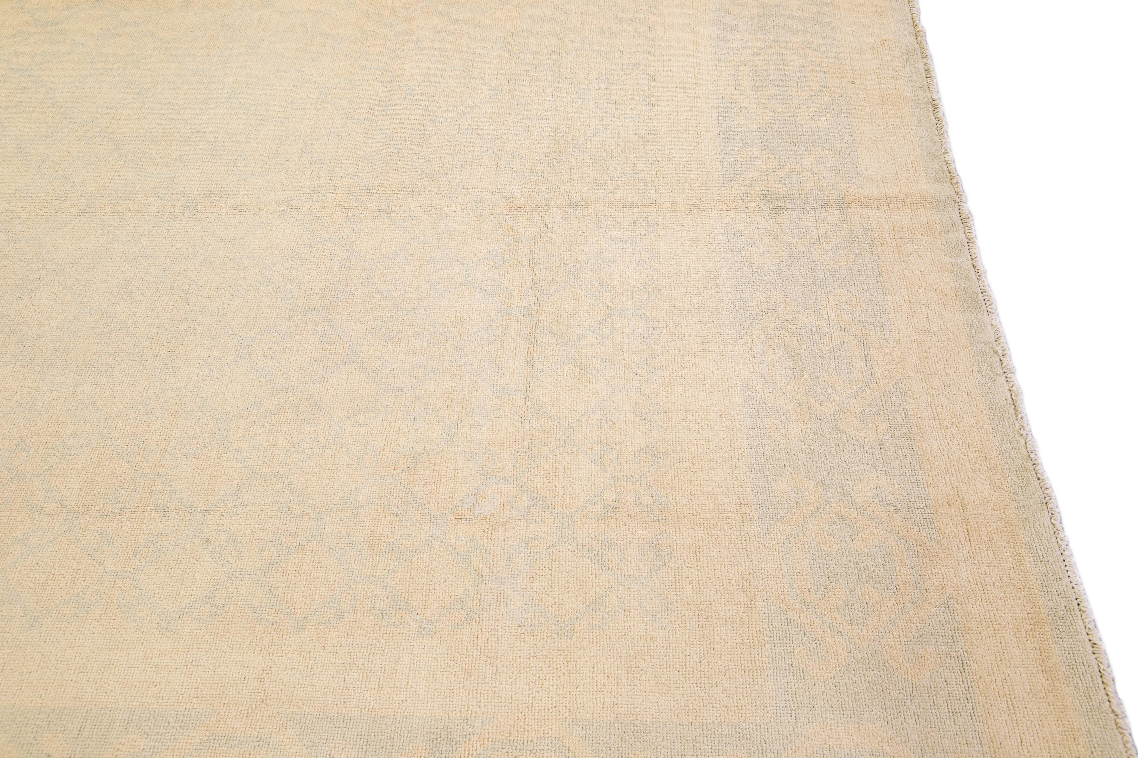 Moderner handgefertigter Khotan-Wollteppich mit geometrischem Muster in Beige (Wolle) im Angebot