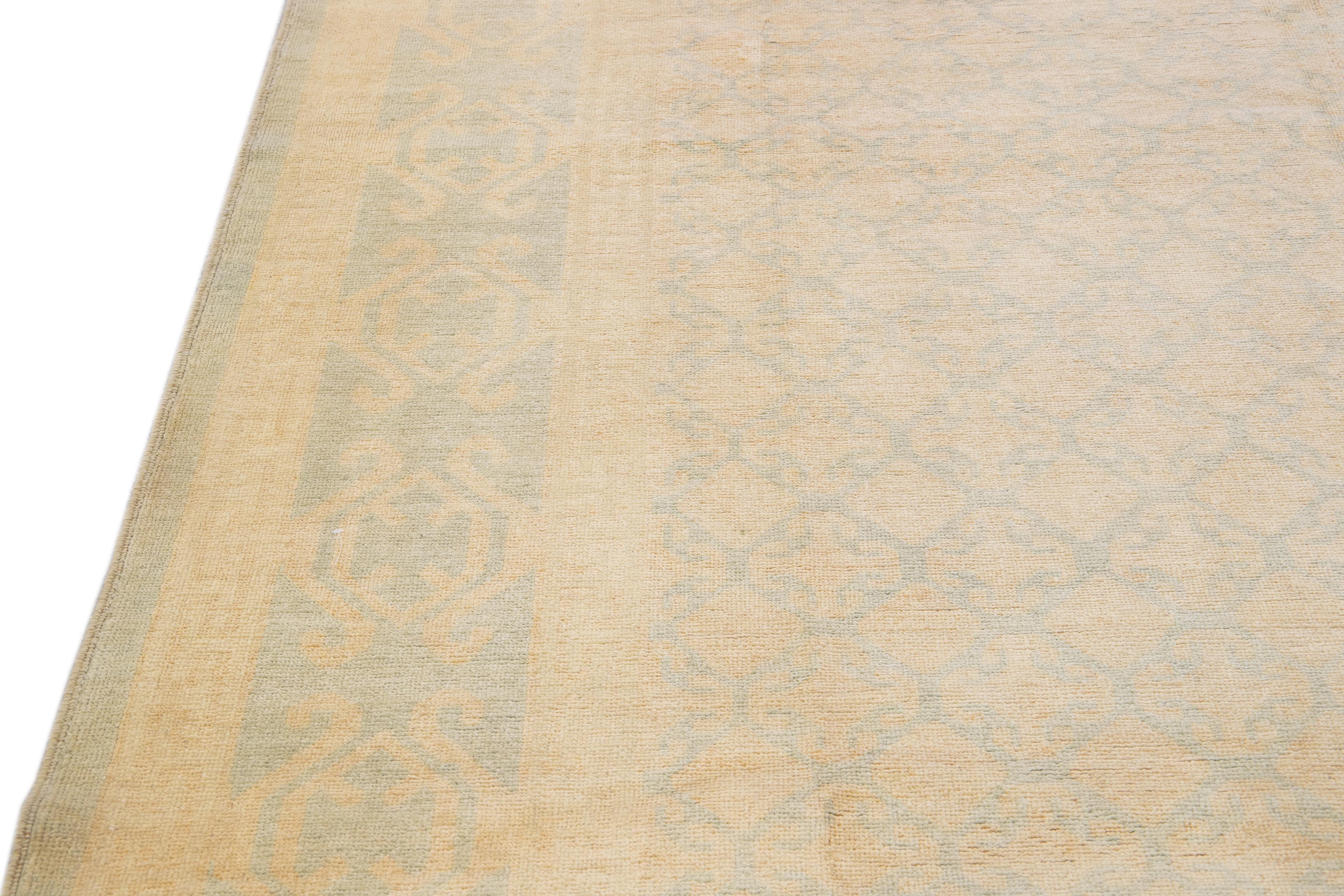 Moderner handgefertigter Khotan-Wollteppich mit geometrischem Muster in Beige im Angebot 2