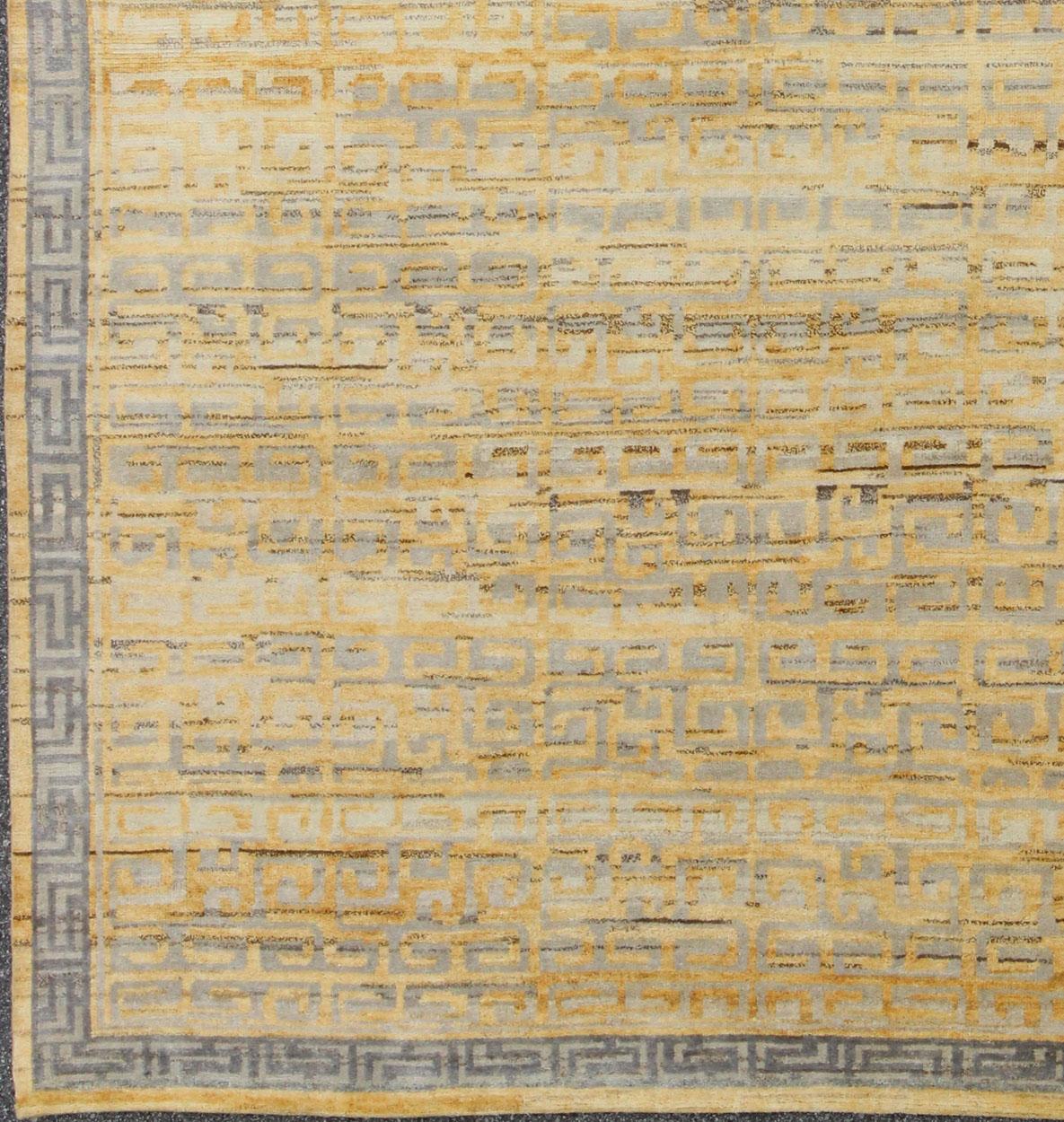 Moderner moderner Khotan-Teppich mit geometrischem All-Over-Design in Gelb und Grau (Indisch) im Angebot