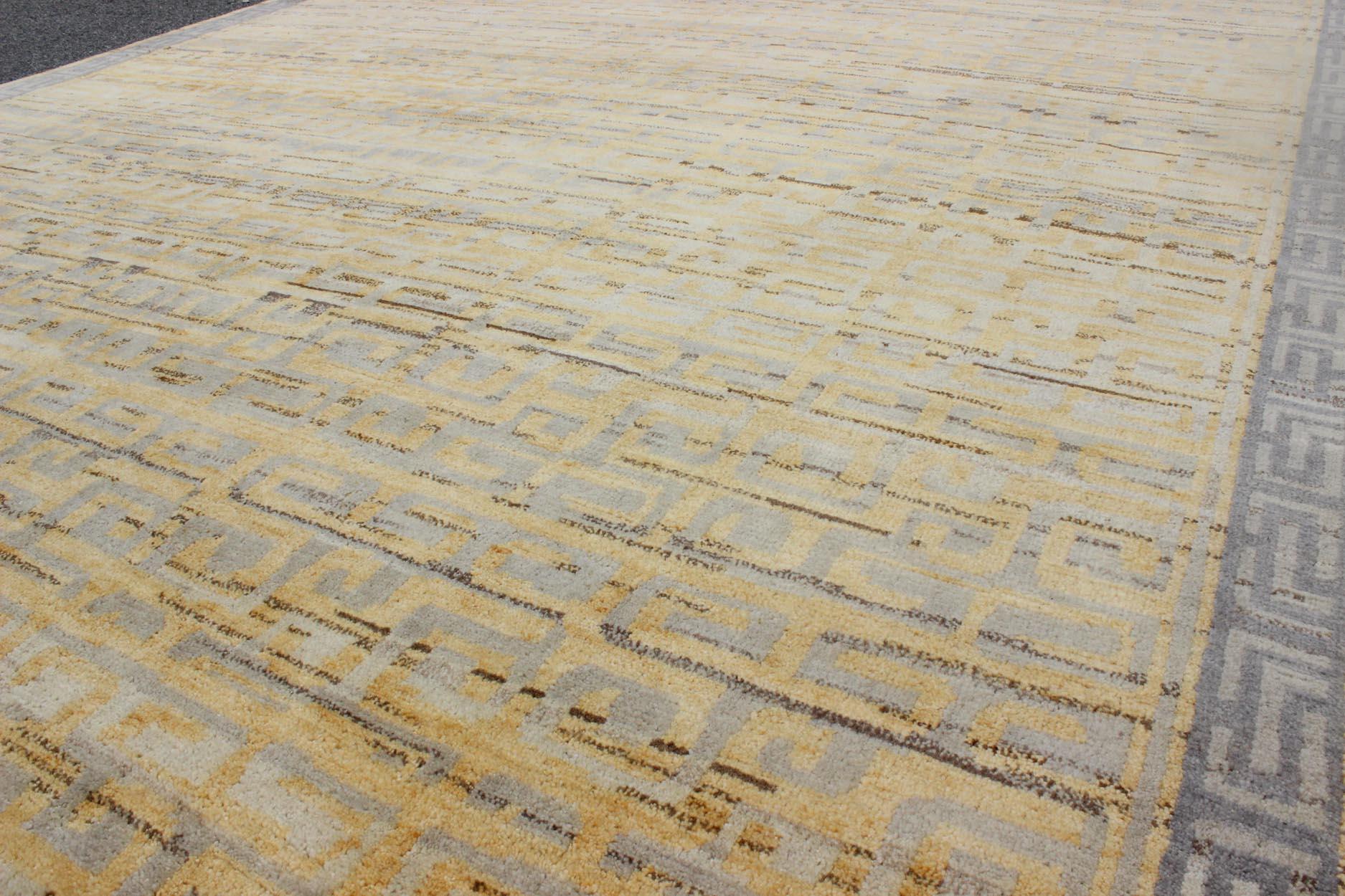 Moderner moderner Khotan-Teppich mit geometrischem All-Over-Design in Gelb und Grau im Zustand „Hervorragend“ im Angebot in Atlanta, GA