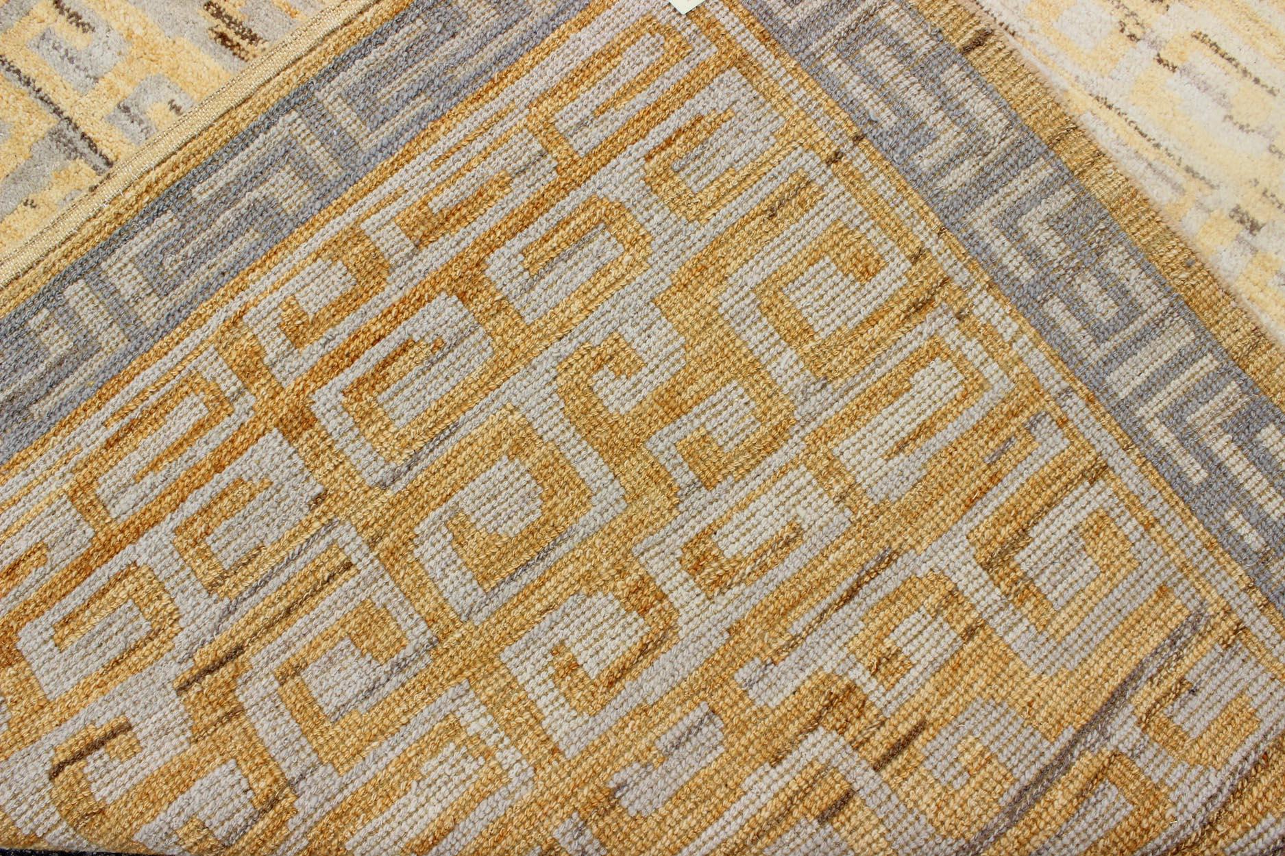 Moderner moderner Khotan-Teppich mit geometrischem All-Over-Design in Gelb und Grau (21. Jahrhundert und zeitgenössisch) im Angebot