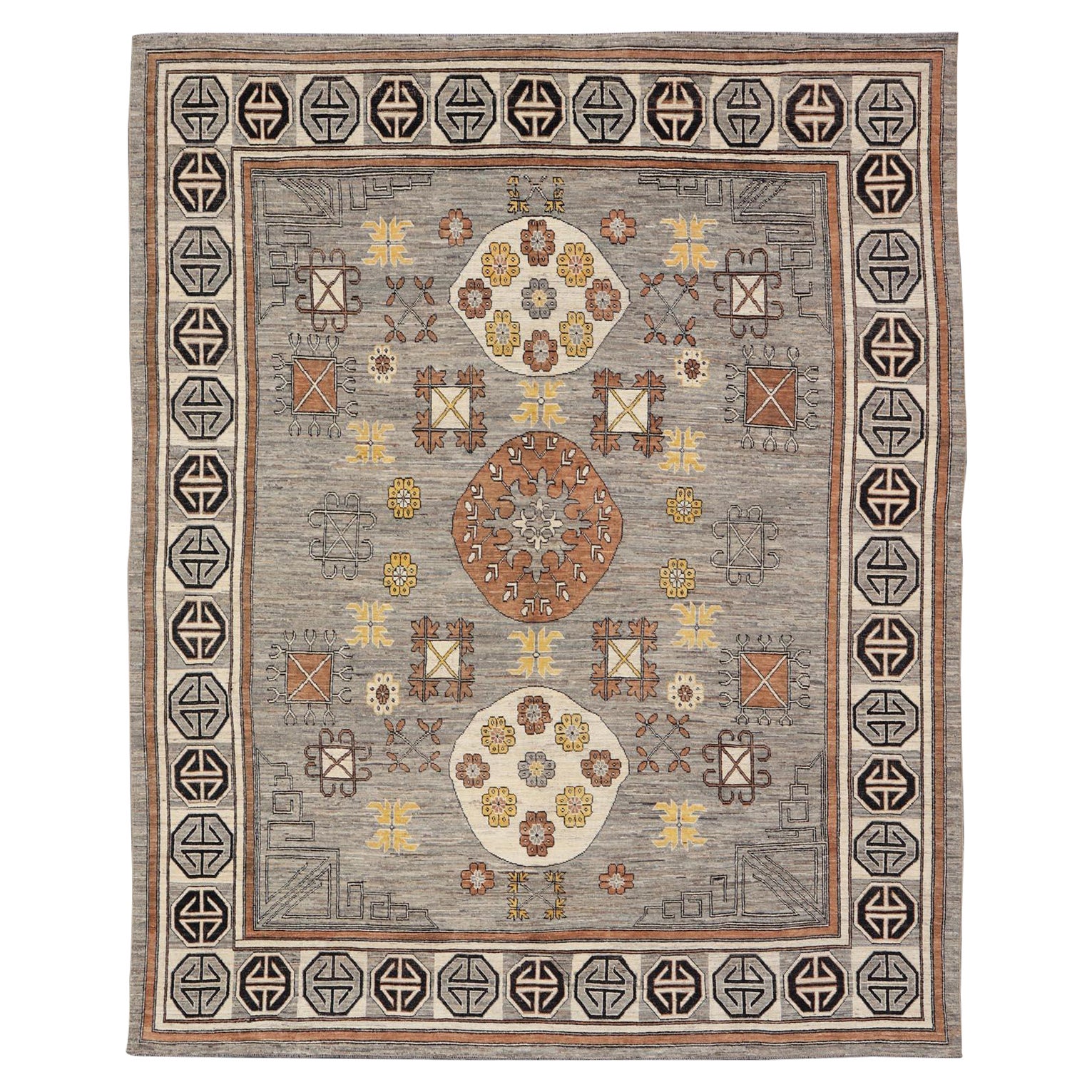 Tapis Modernity Khotan avec médaillons circulaires dans les tons de gris, de Brown et de jaune