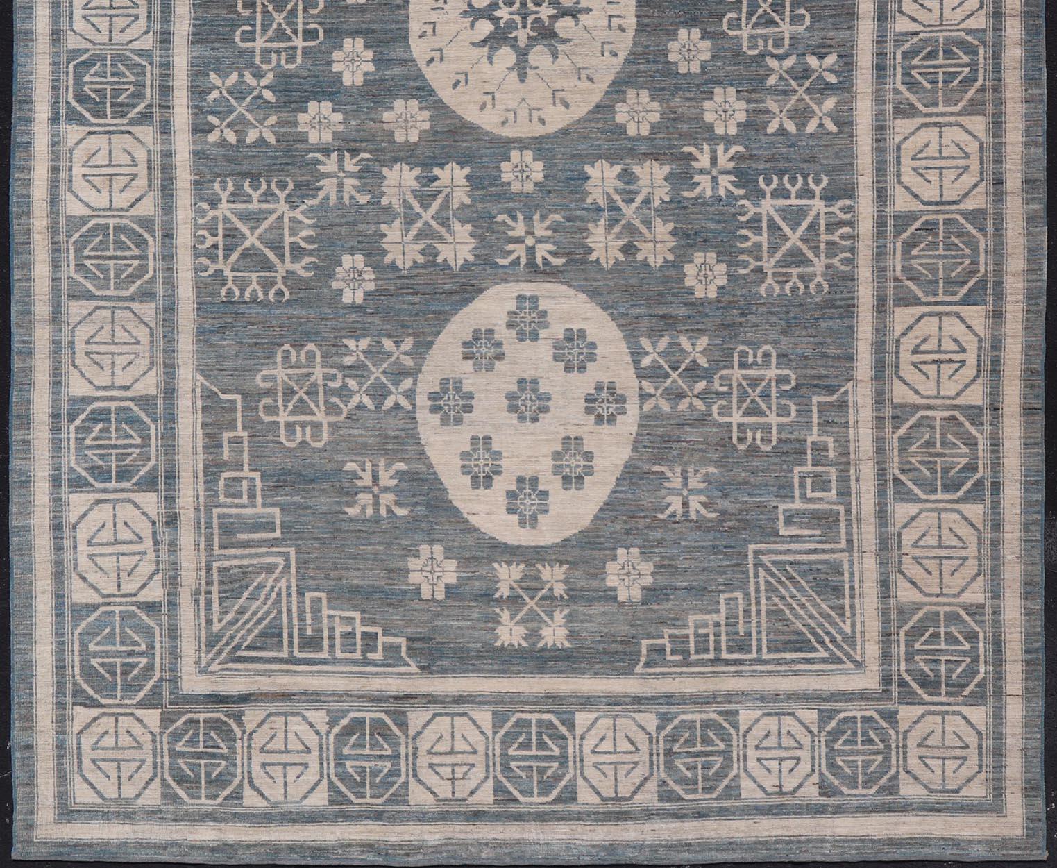 Alfombra moderna Khotan con medallones circulares en tonos azul acero y blanco roto en venta 3