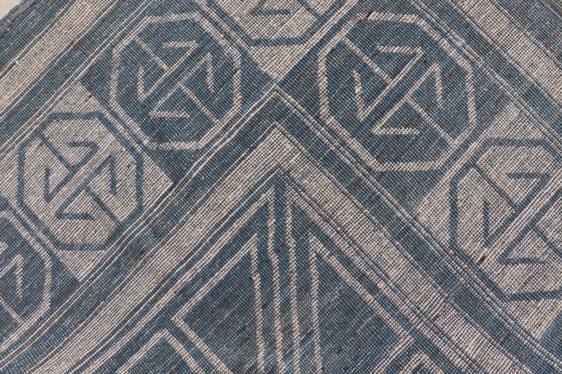 Alfombra moderna Khotan con medallones circulares en tonos azul acero y blanco roto en venta 7