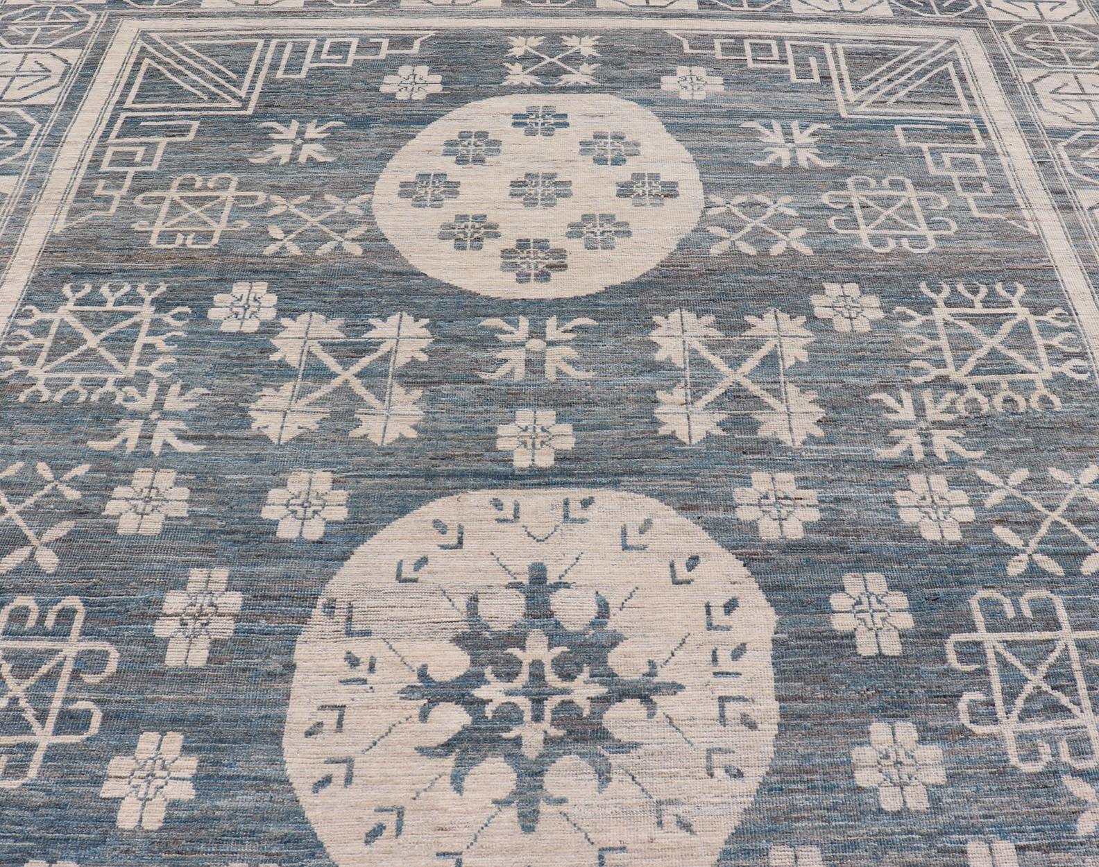 Alfombra larga Khotan moderna con medallones circulares en tonos azul acero y blanco roto. Alfombra Keivan Woven Arts AFG-58337, Keivan Woven Arts / país de origen / tipo: Afganistán / Khotan

Medidas: 10'6 x 16'3 

Esta moderna alfombra