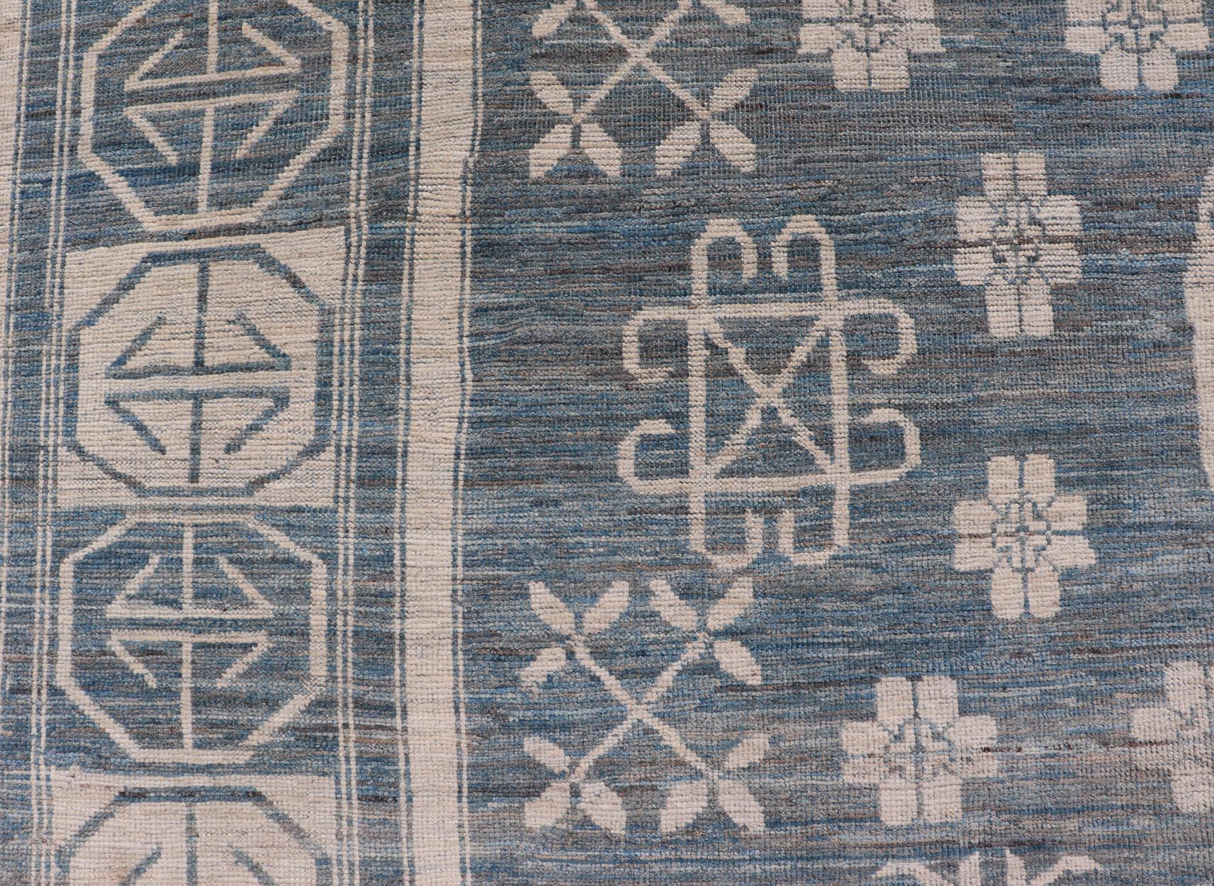 Alfombra moderna Khotan con medallones circulares en tonos azul acero y blanco roto Anudado a mano en venta