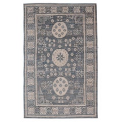Moderner Khotan-Teppich mit rundem Teppich  Medaillons in Stahltönen in Blau und Off-Weiß