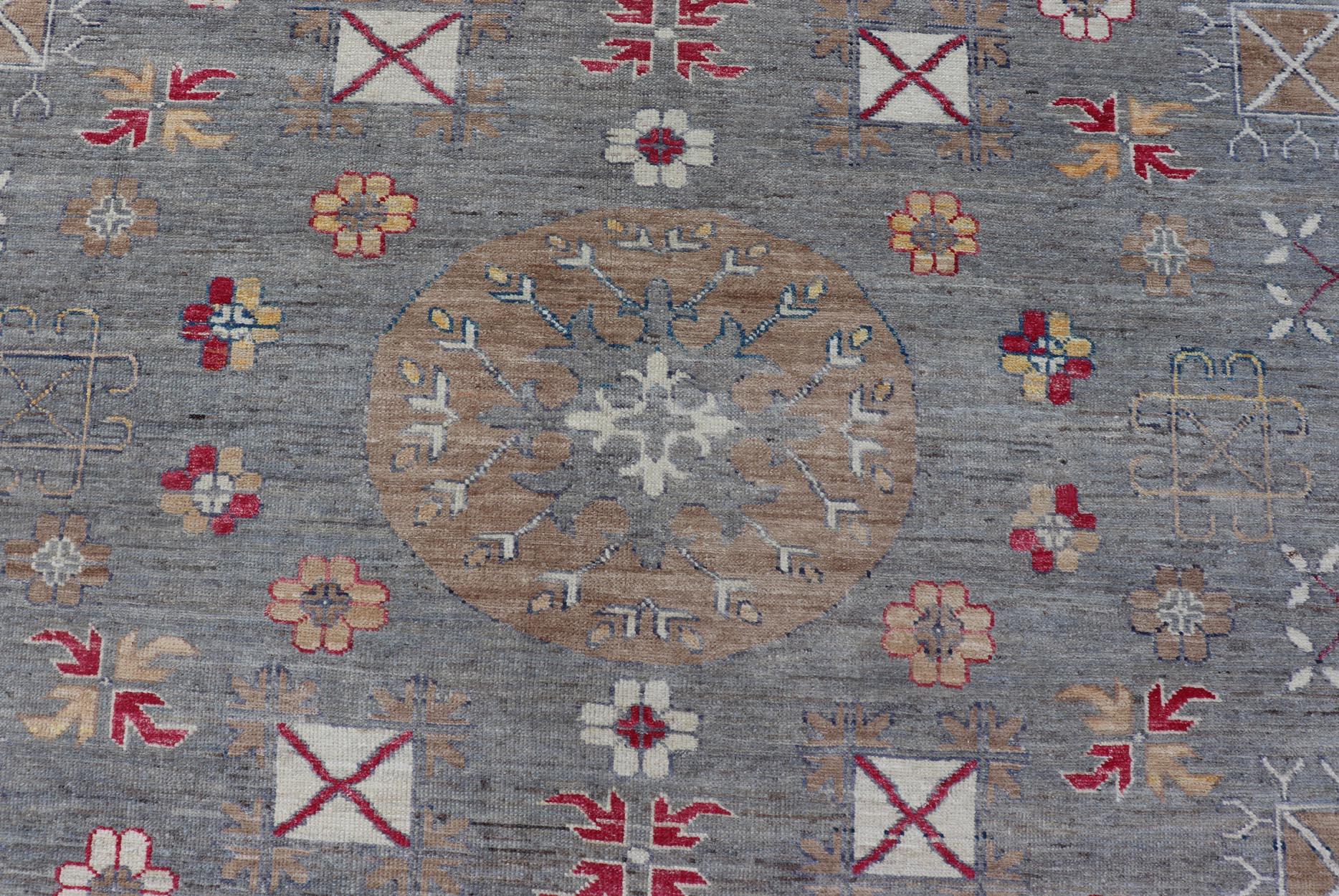 Moderner Khotan-Teppich mit Medaillons in Grau-, Rot- und Brauntönen im Angebot 5