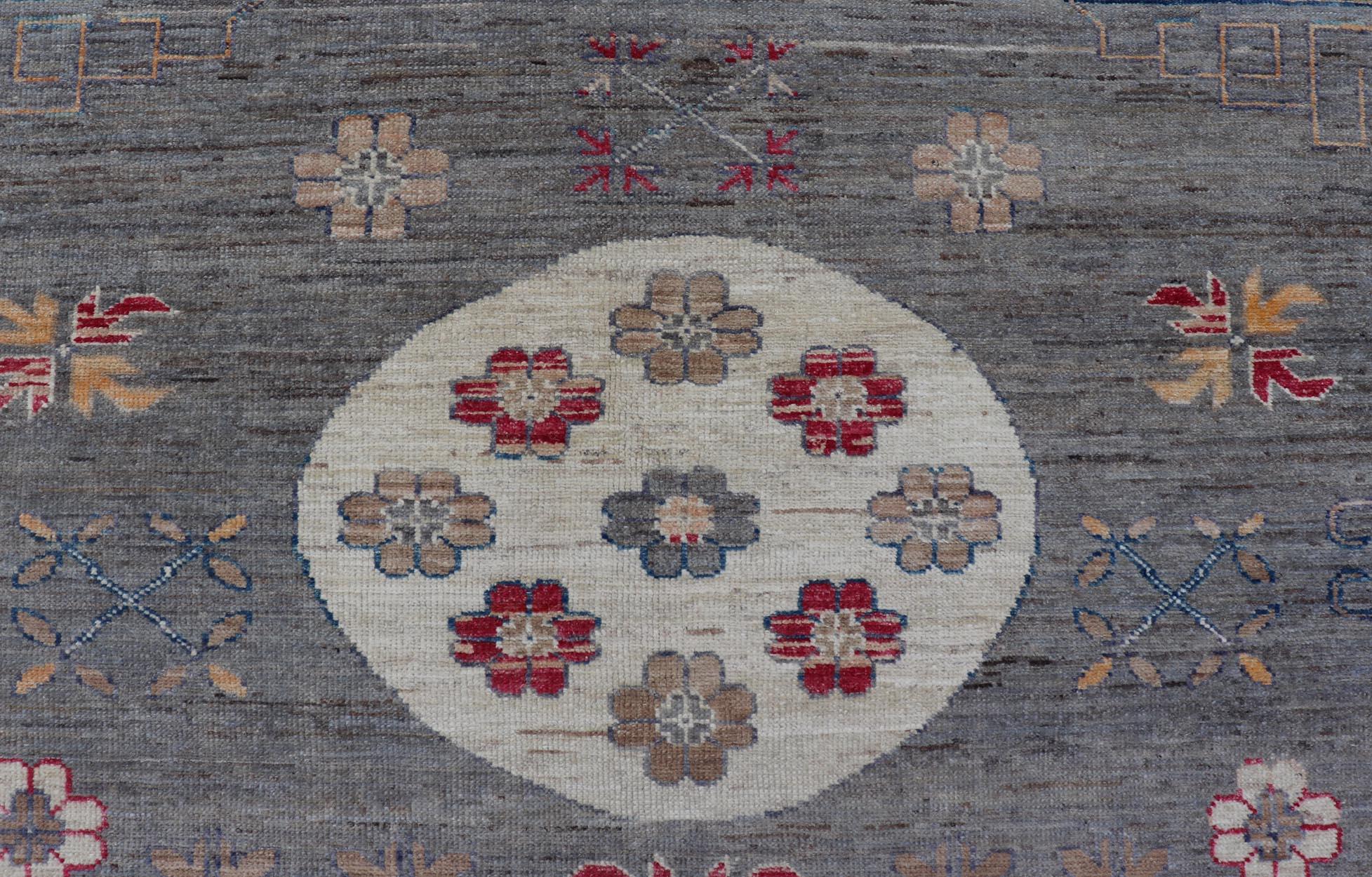 Moderner Khotan-Teppich mit Medaillons in Grau-, Rot- und Brauntönen im Angebot 6