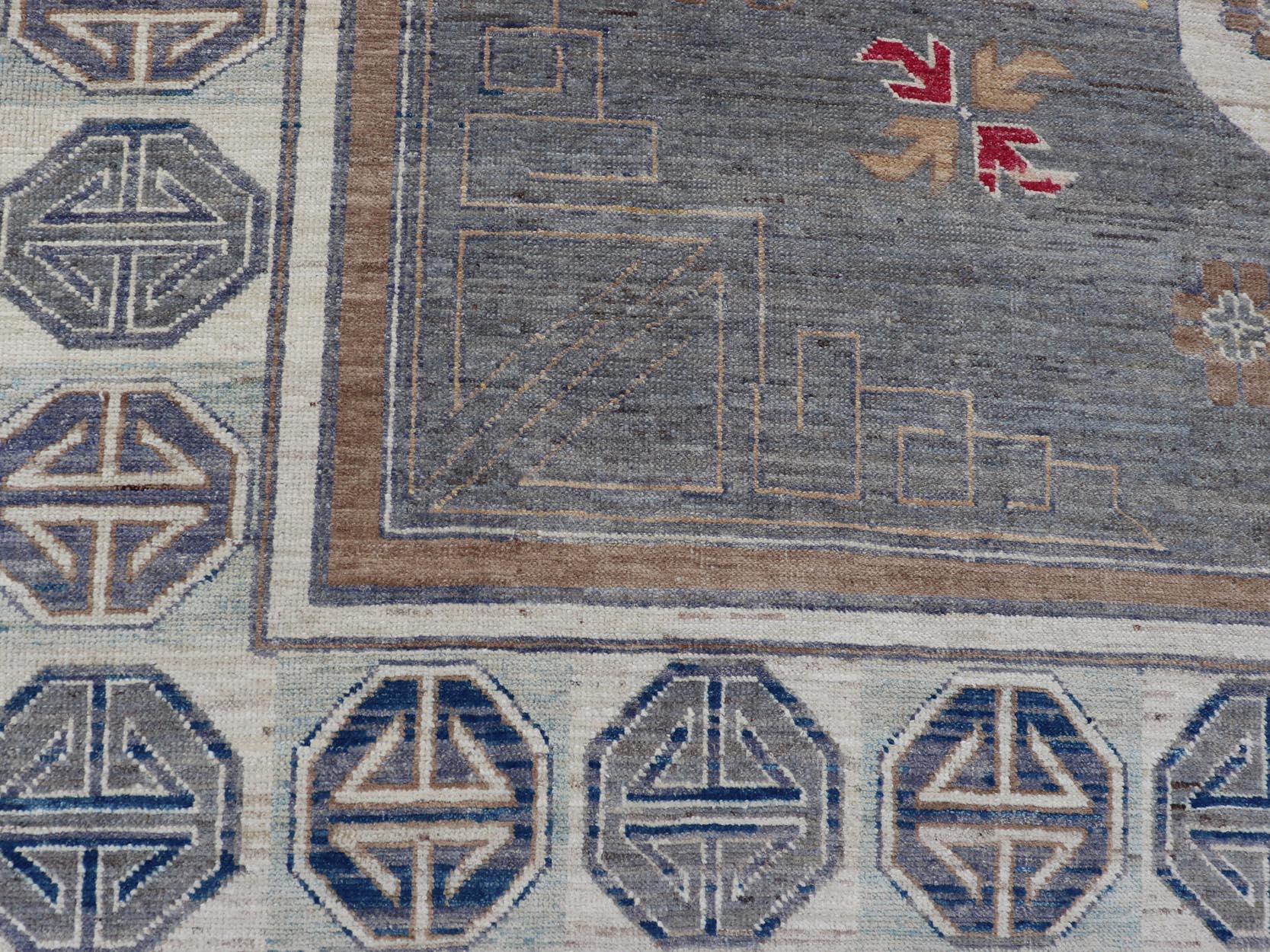 Moderner Khotan-Teppich mit Medaillons in Grau-, Rot- und Brauntönen (Afghanisch) im Angebot