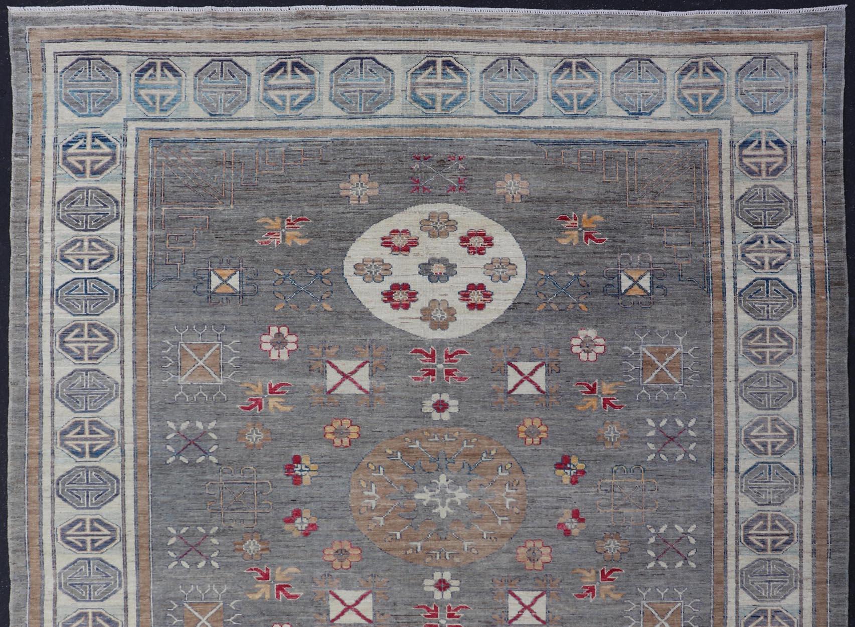 Moderner Khotan-Teppich mit Medaillons in Grau-, Rot- und Brauntönen im Zustand „Neu“ im Angebot in Atlanta, GA