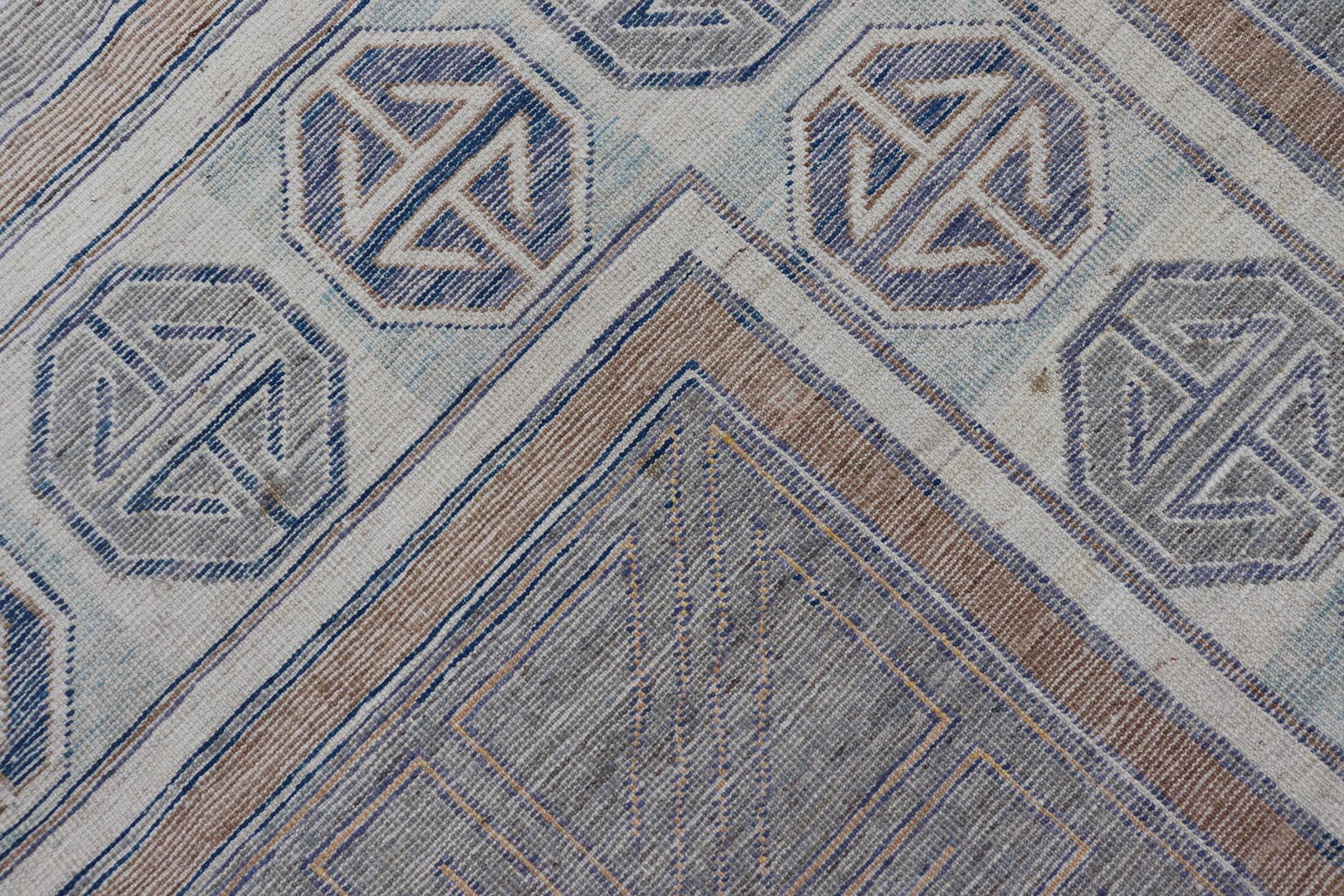 Moderner Khotan-Teppich mit Medaillons in Grau-, Rot- und Brauntönen im Angebot 1