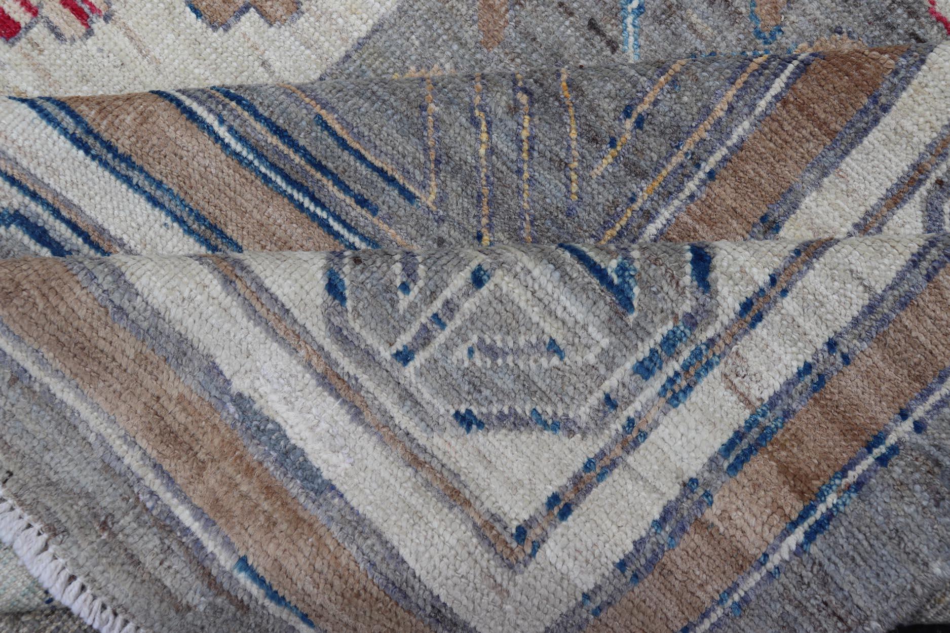 Moderner Khotan-Teppich mit Medaillons in Grau-, Rot- und Brauntönen im Angebot 2