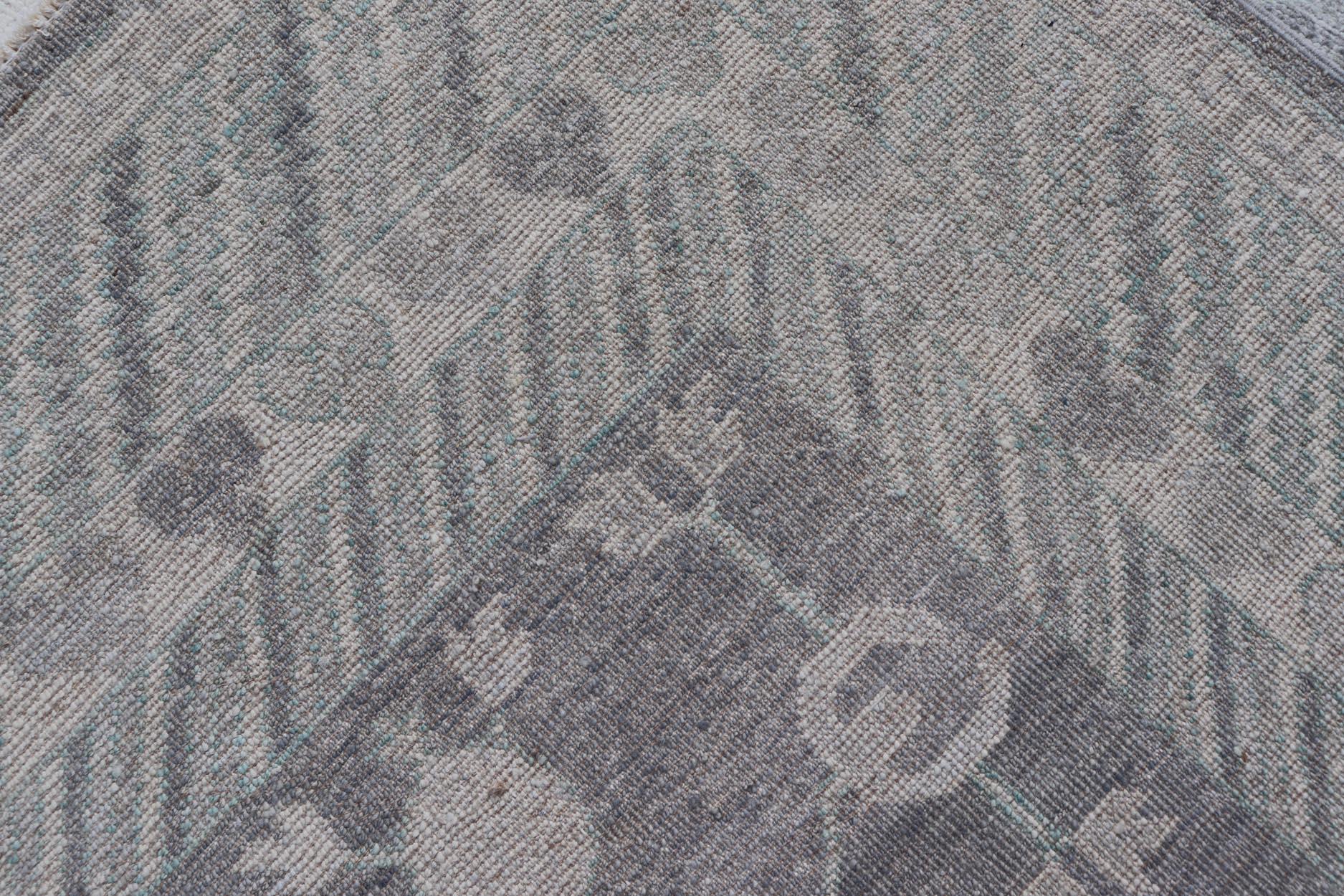 Moderner Khotan-Teppich mit subtilen grauen Tönen und elfenbeinfarbenen botanischen Mustern 5'9 x 8'7 im Angebot 3