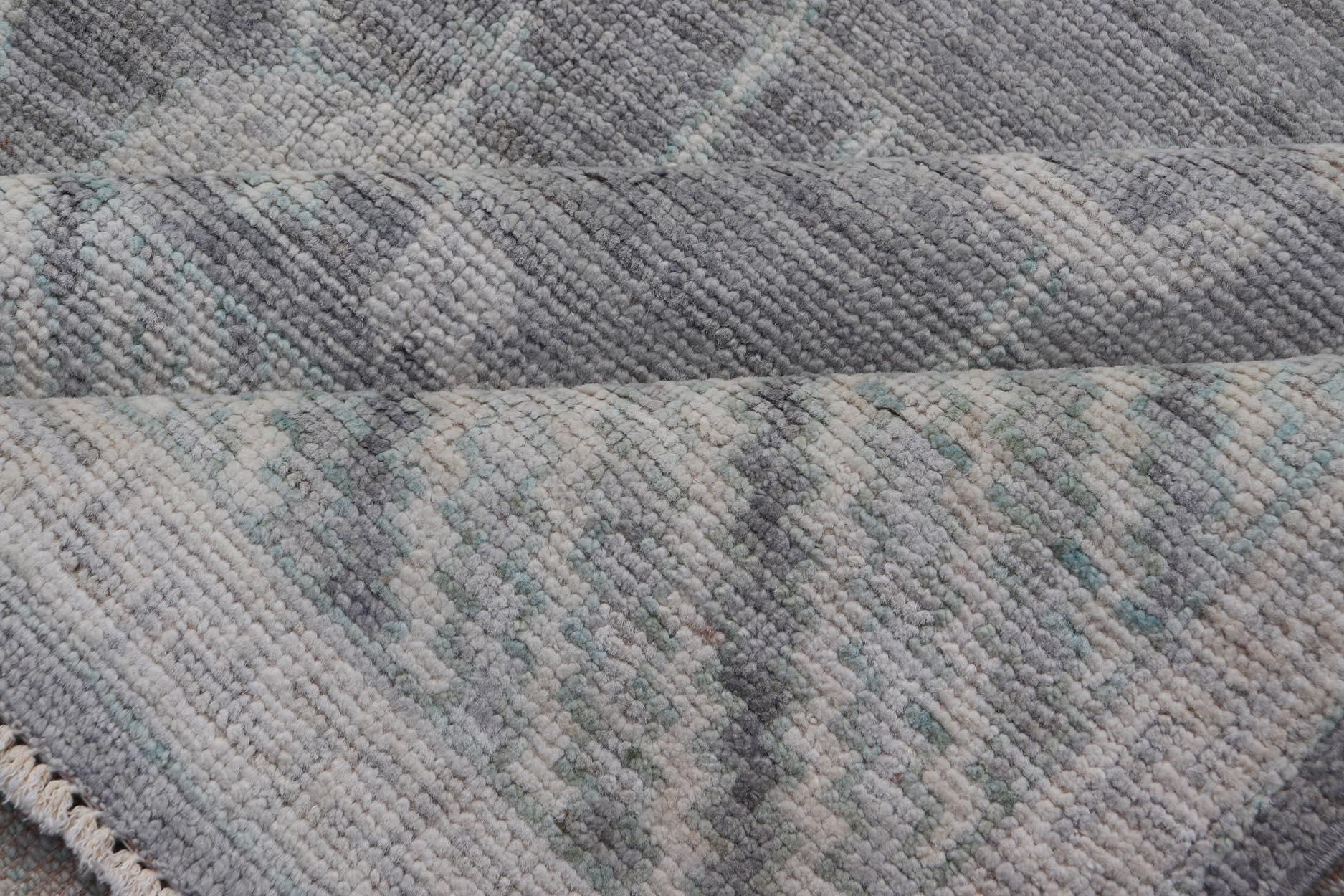 Moderner Khotan-Teppich mit subtilen grauen Tönen und elfenbeinfarbenen botanischen Mustern 5'9 x 8'7 im Angebot 4