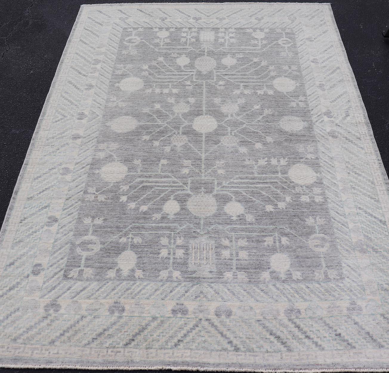 Maße: 5'9 x 8'7 
Moderner Khotan-Teppich mit subtilen Grautönen und elfenbeinfarbenen botanischen Mustern 5'9 x 8'7. Keivan Woven Arts; Teppich AWR-143 Herkunftsland: Afghanistan Art: Khotan Design/One.

Dieser moderne Khotan-Teppich verbindet