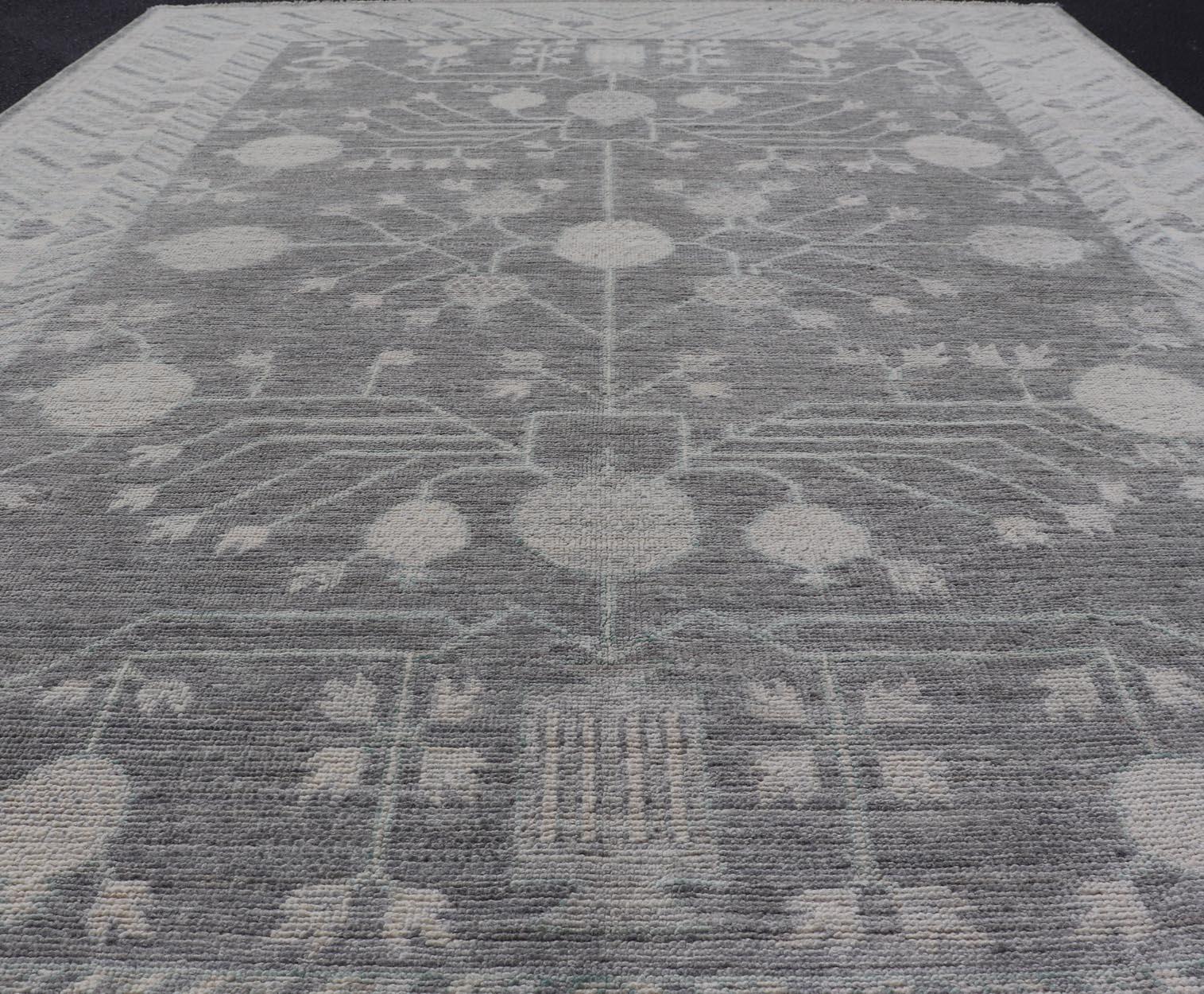 Moderner Khotan-Teppich mit subtilen grauen Tönen und elfenbeinfarbenen botanischen Mustern 5'9 x 8'7 (Afghanisch) im Angebot