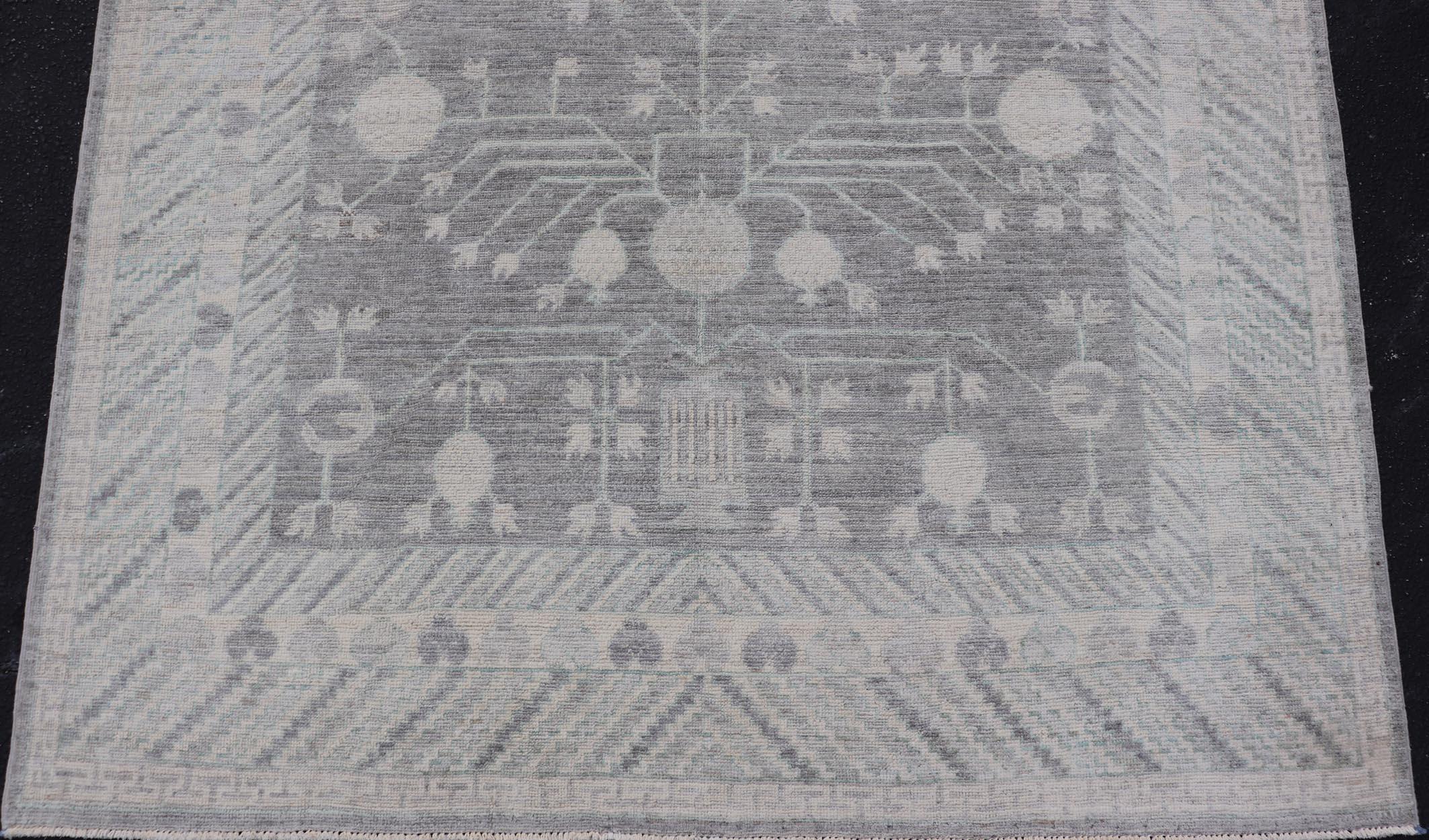 Moderner Khotan-Teppich mit subtilen grauen Tönen und elfenbeinfarbenen botanischen Mustern 5'9 x 8'7 (Handgeknüpft) im Angebot