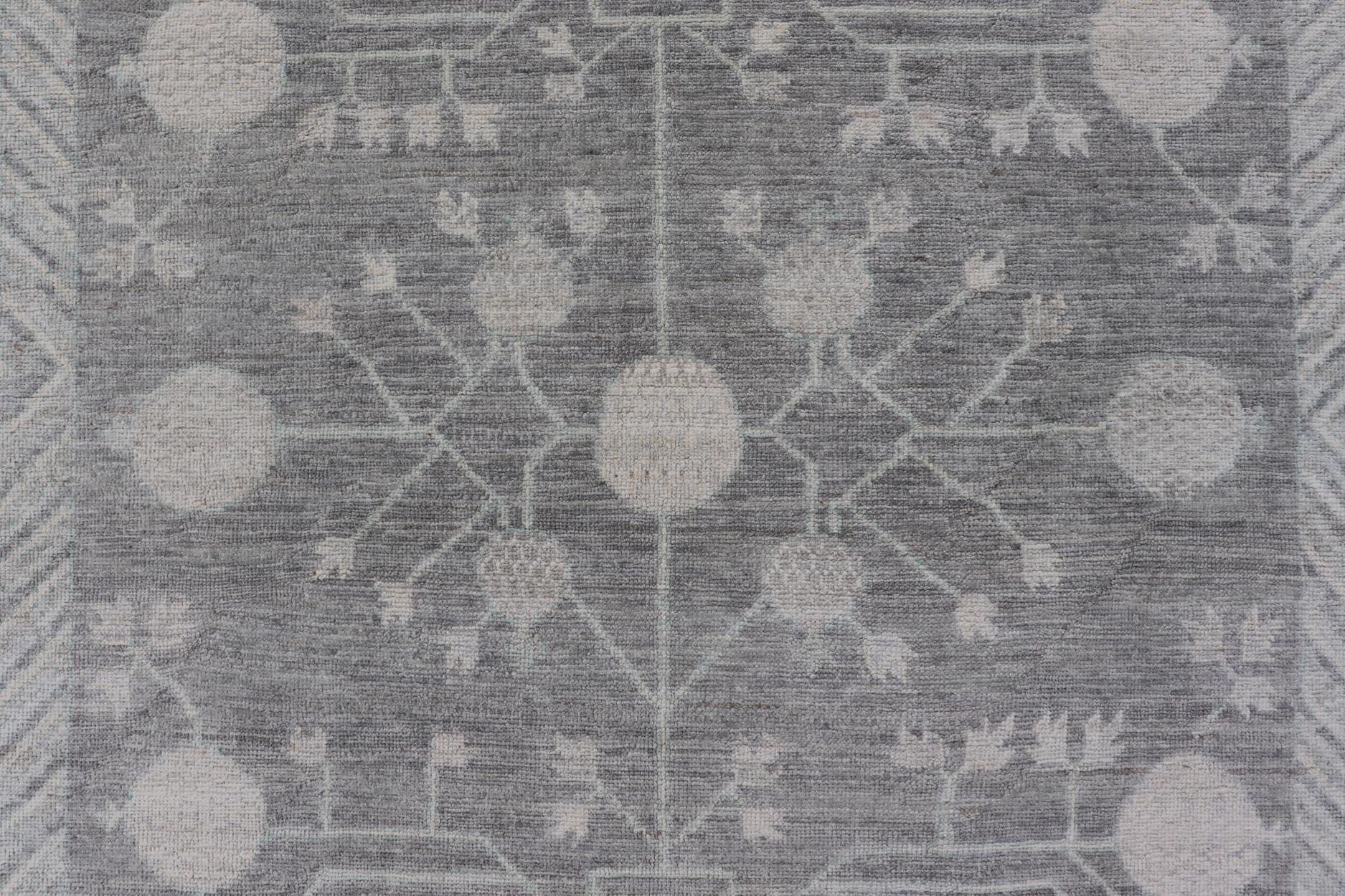 Moderner Khotan-Teppich mit subtilen grauen Tönen und elfenbeinfarbenen botanischen Mustern 5'9 x 8'7 (21. Jahrhundert und zeitgenössisch) im Angebot