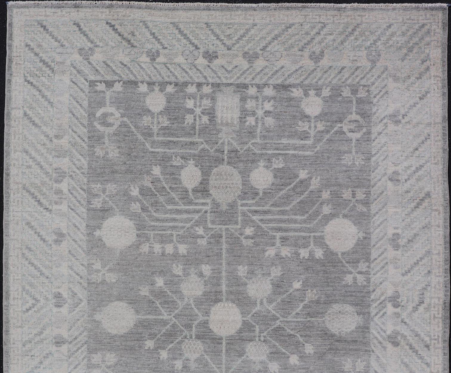 Moderner Khotan-Teppich mit subtilen grauen Tönen und elfenbeinfarbenen botanischen Mustern 5'9 x 8'7 (Wolle) im Angebot