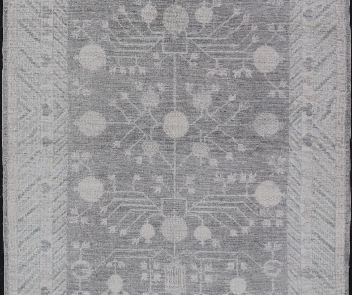 Moderner Khotan-Teppich mit subtilen grauen Tönen und elfenbeinfarbenen botanischen Mustern 5'9 x 8'7 im Angebot 1