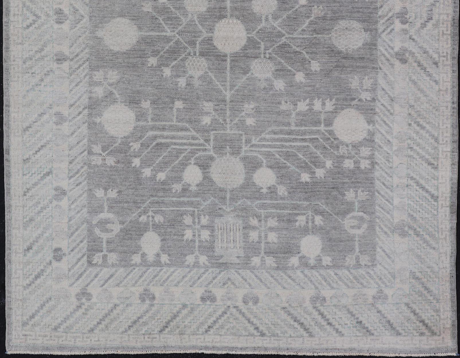 Moderner Khotan-Teppich mit subtilen grauen Tönen und elfenbeinfarbenen botanischen Mustern 5'9 x 8'7 im Angebot 2