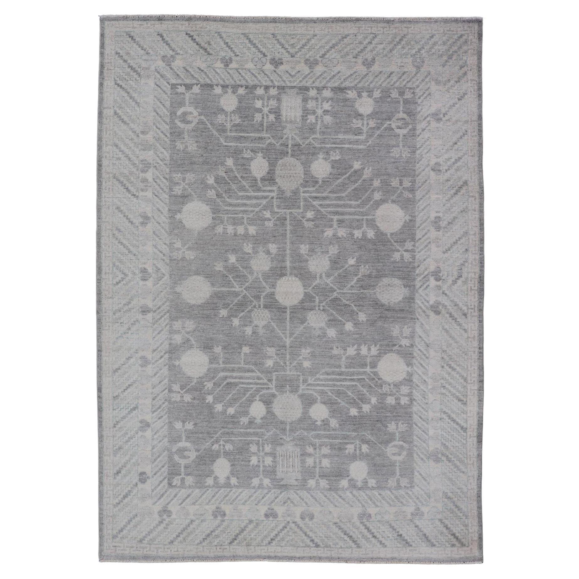 Moderner Khotan-Teppich mit subtilen grauen Tönen und elfenbeinfarbenen botanischen Mustern 5'9 x 8'7 im Angebot