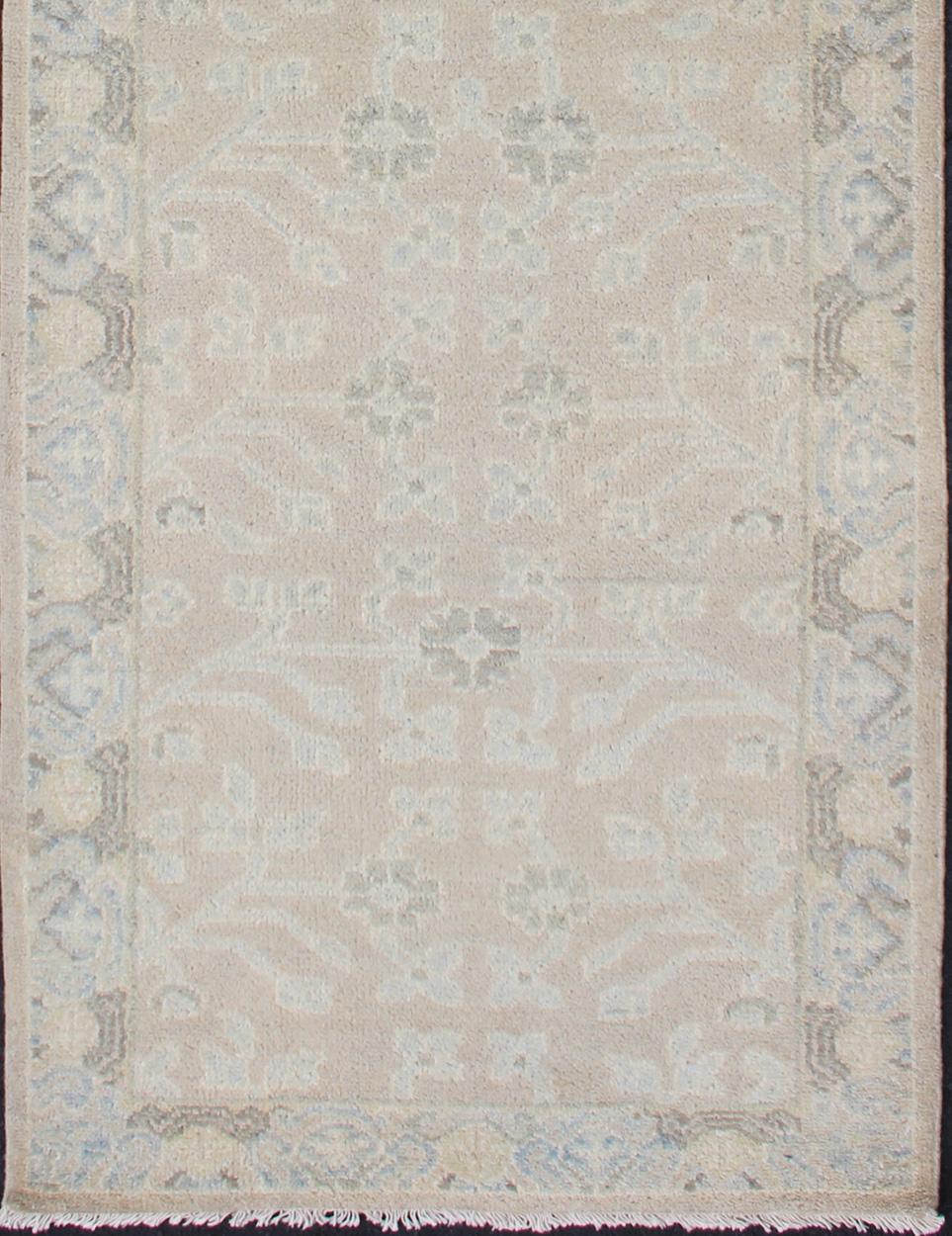 Keivan Woven Arts Khotan Läufer aus Wolle mit durchgehendem subgeometrischem Design (21. Jahrhundert und zeitgenössisch) im Angebot
