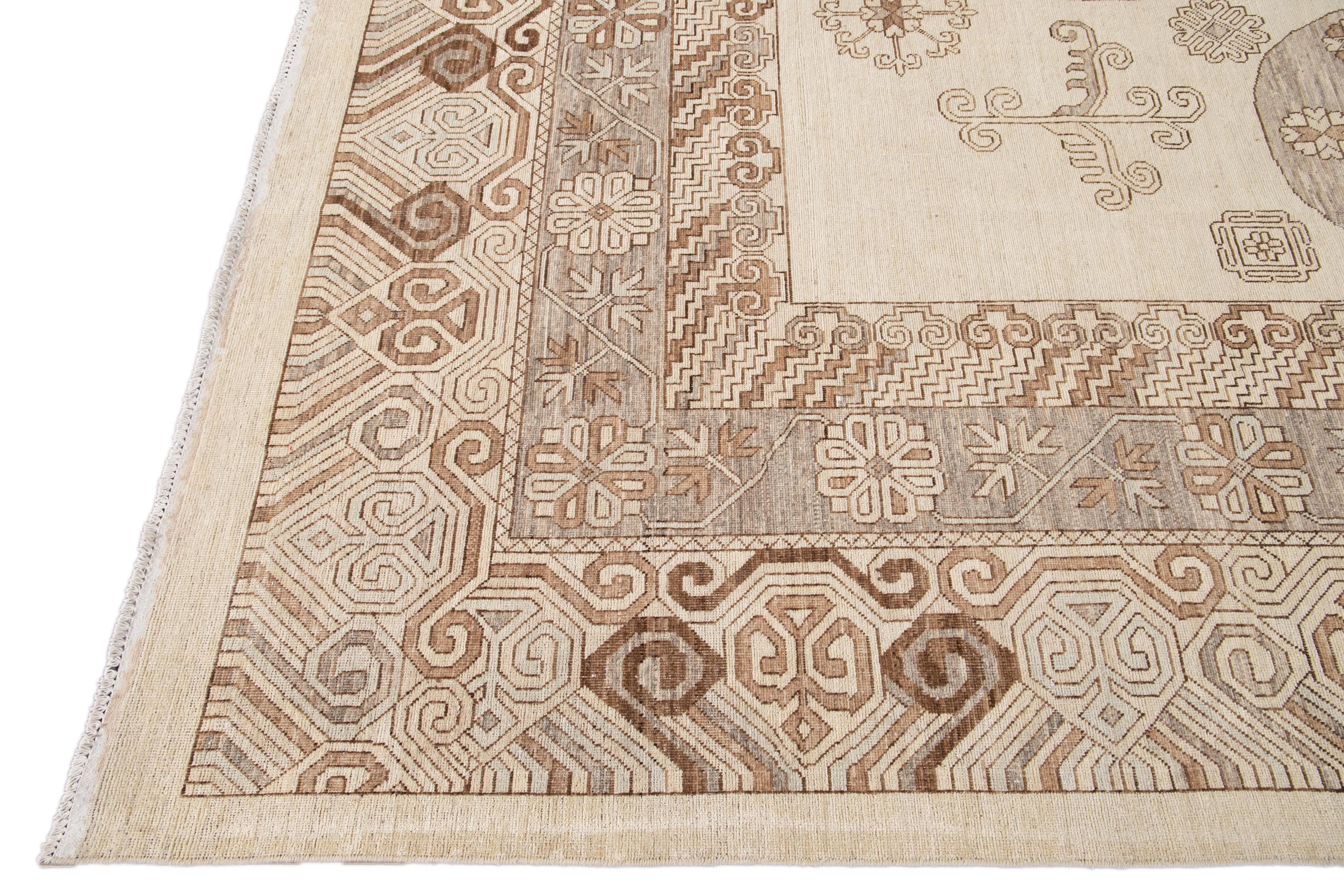 Moderner moderner handgefertigter Oversize-Wollteppich im Khotan-Stil in Beige (Handgeknüpft) im Angebot
