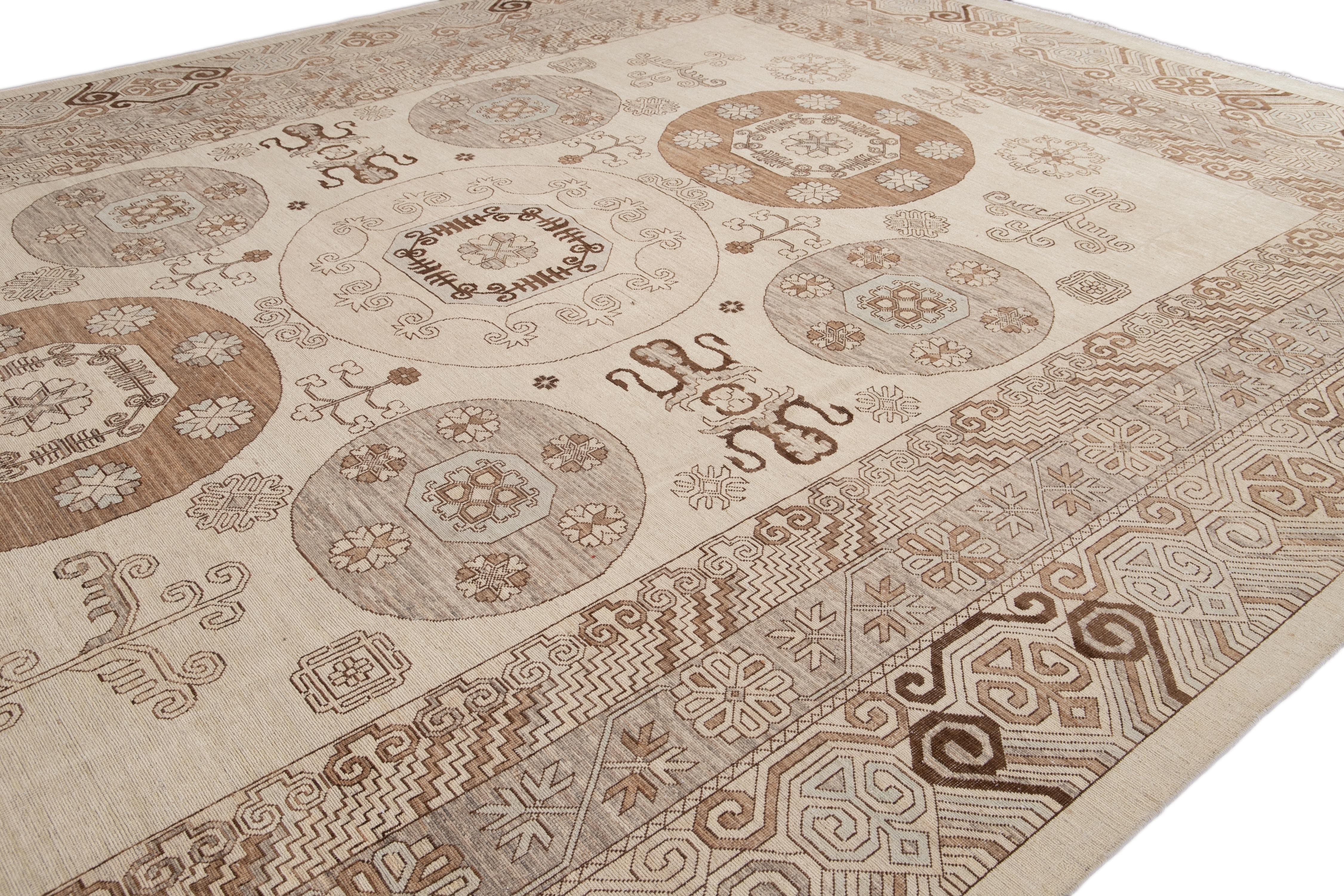 Moderner moderner handgefertigter Oversize-Wollteppich im Khotan-Stil in Beige (21. Jahrhundert und zeitgenössisch) im Angebot