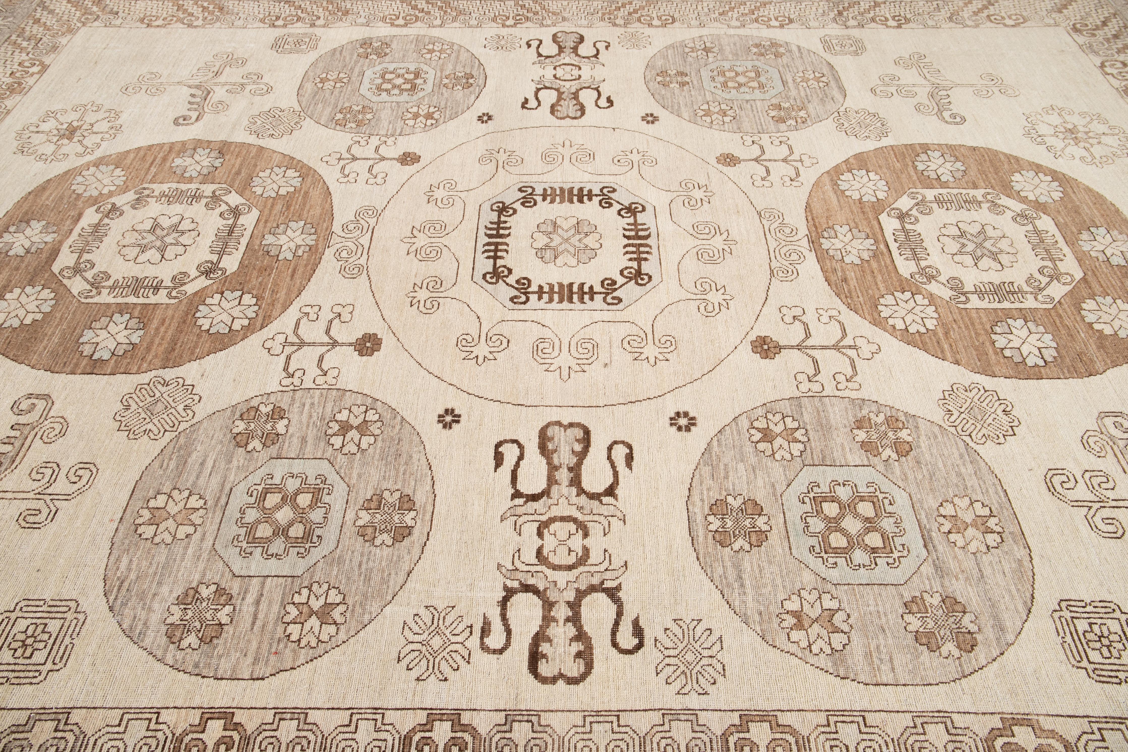 Moderner moderner handgefertigter Oversize-Wollteppich im Khotan-Stil in Beige im Angebot 1
