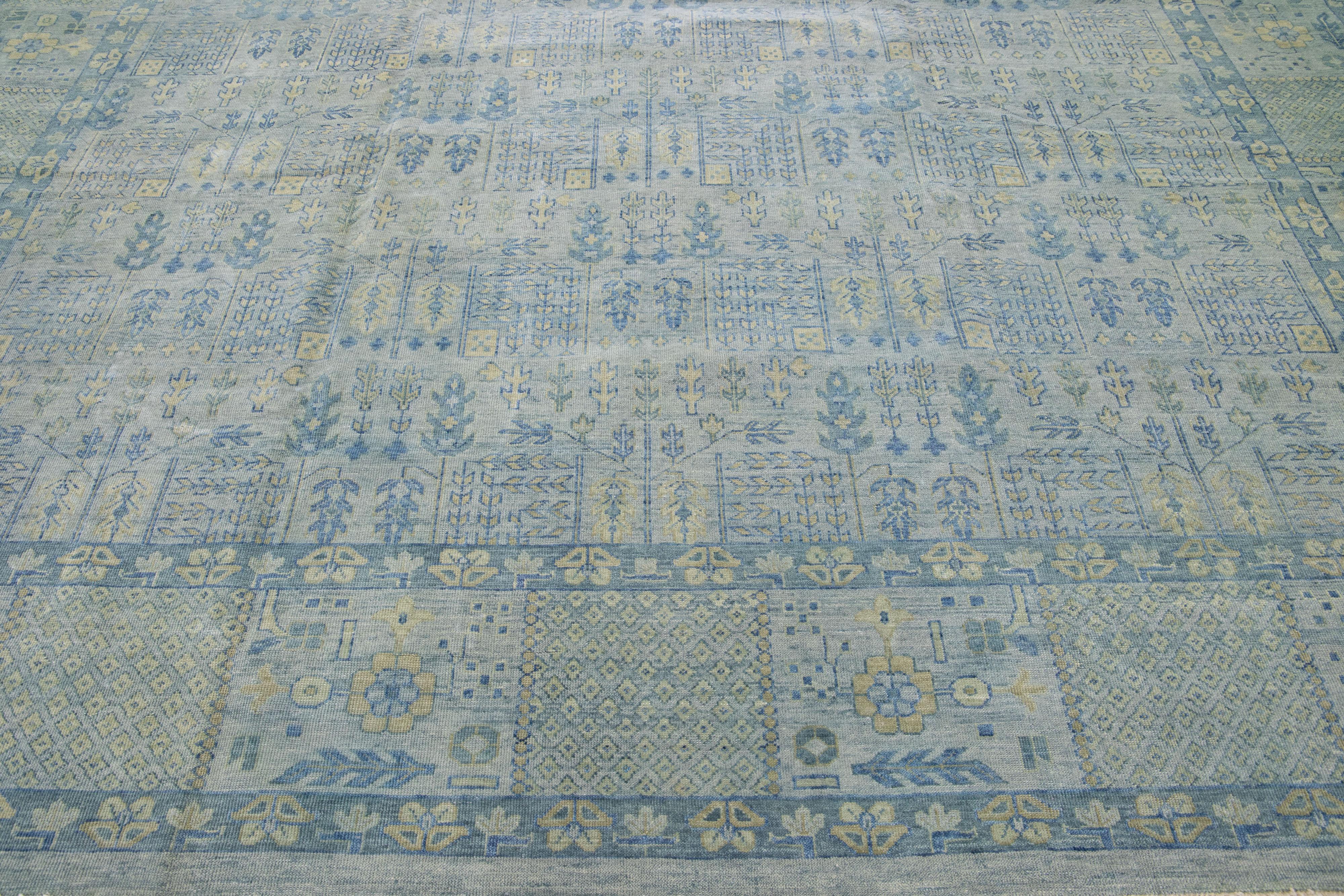 XXIe siècle et contemporain Tapis moderne en laine grise de style Khotan fait à la main avec motif sur toute la surface en vente