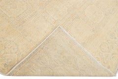Tapis moderne en laine beige de style Khotan fait à la main et entièrement conçu à la main
