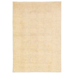 Moderner moderner handgefertigter Allover-Teppich aus beiger Wolle im Khotan-Stil