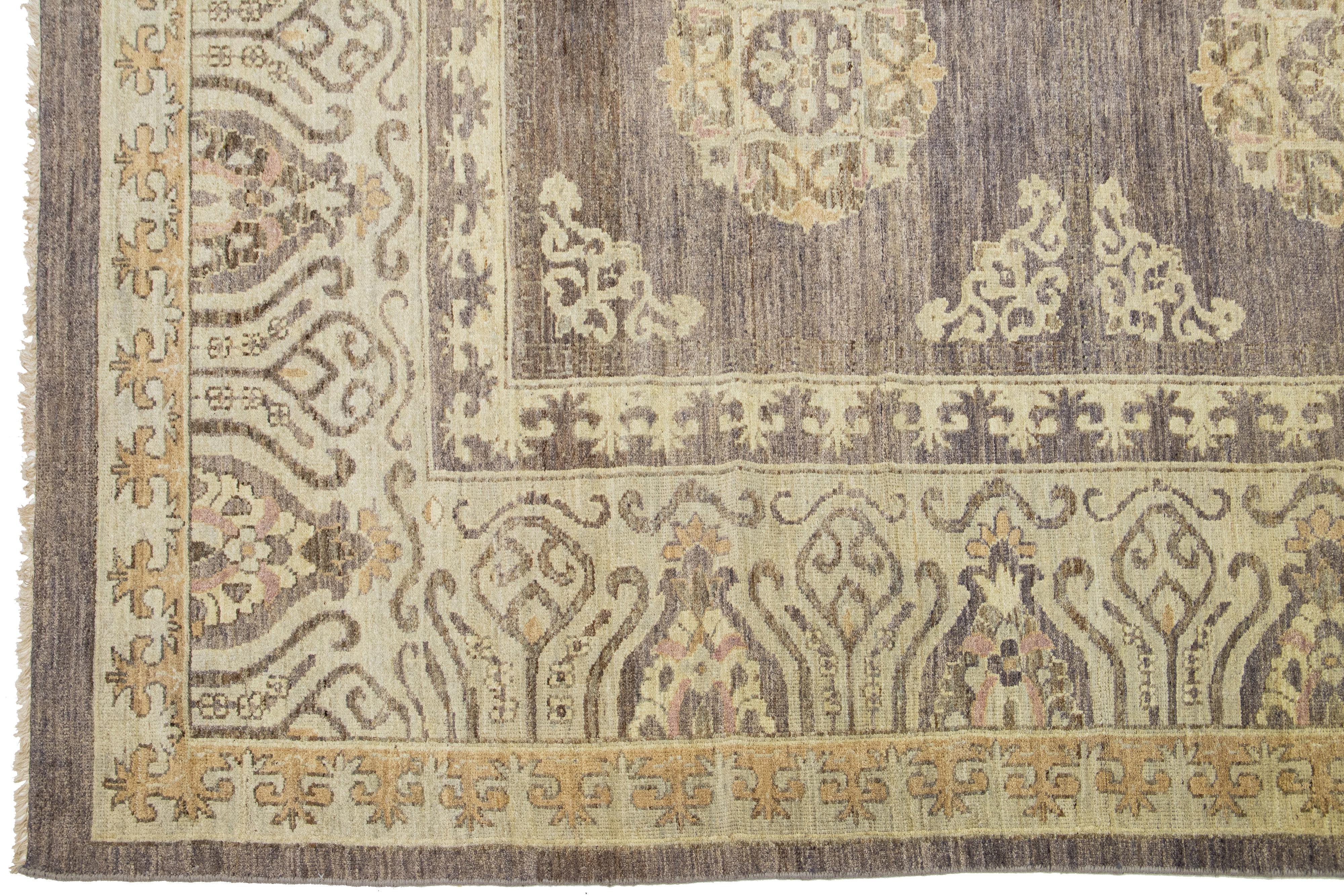 XXI secolo e contemporaneo Tappeto moderno in lana blu fatto a mano in stile Khotan con motivo a trifoglio in vendita