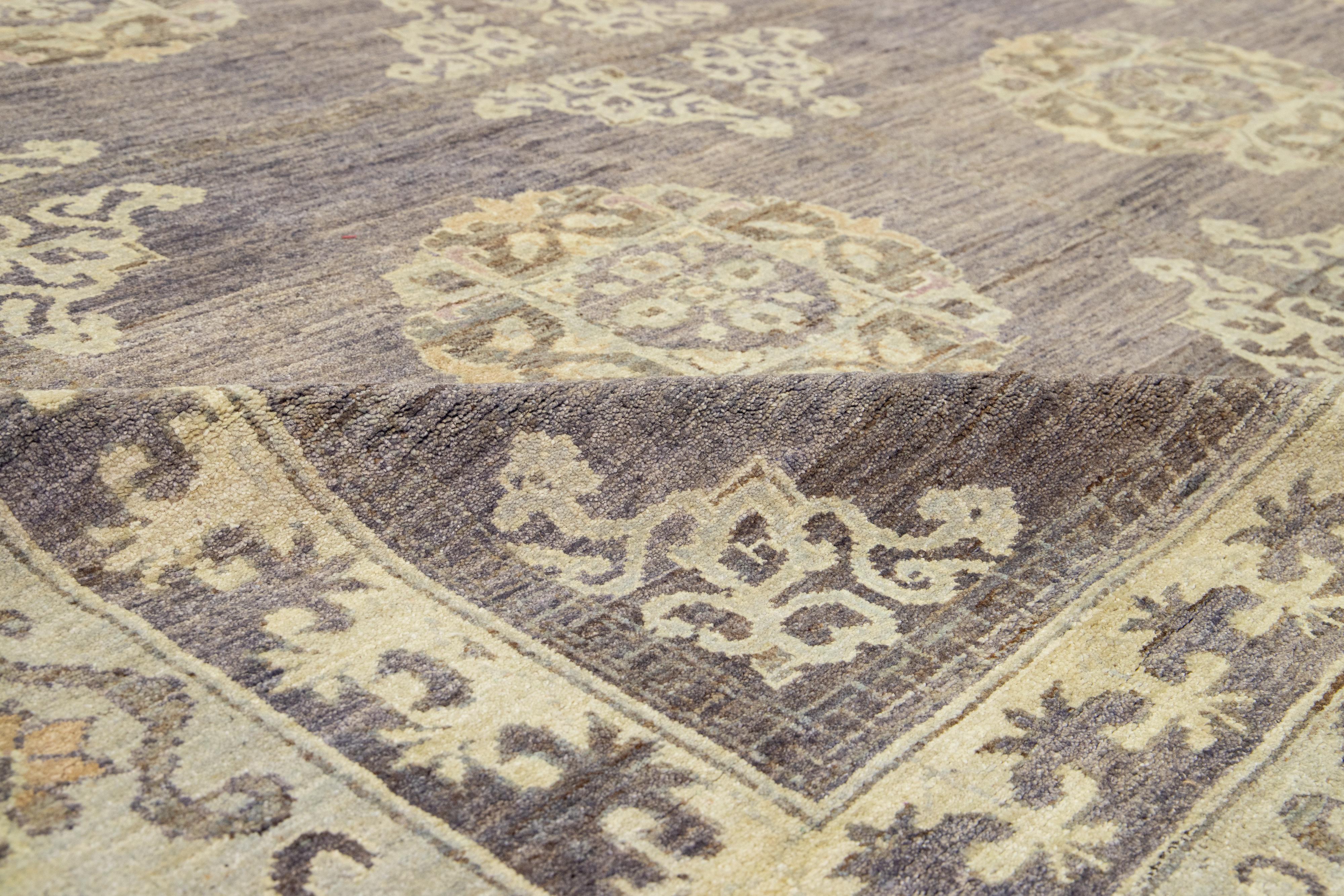 Tappeto moderno in lana blu fatto a mano in stile Khotan con motivo a trifoglio in vendita 2