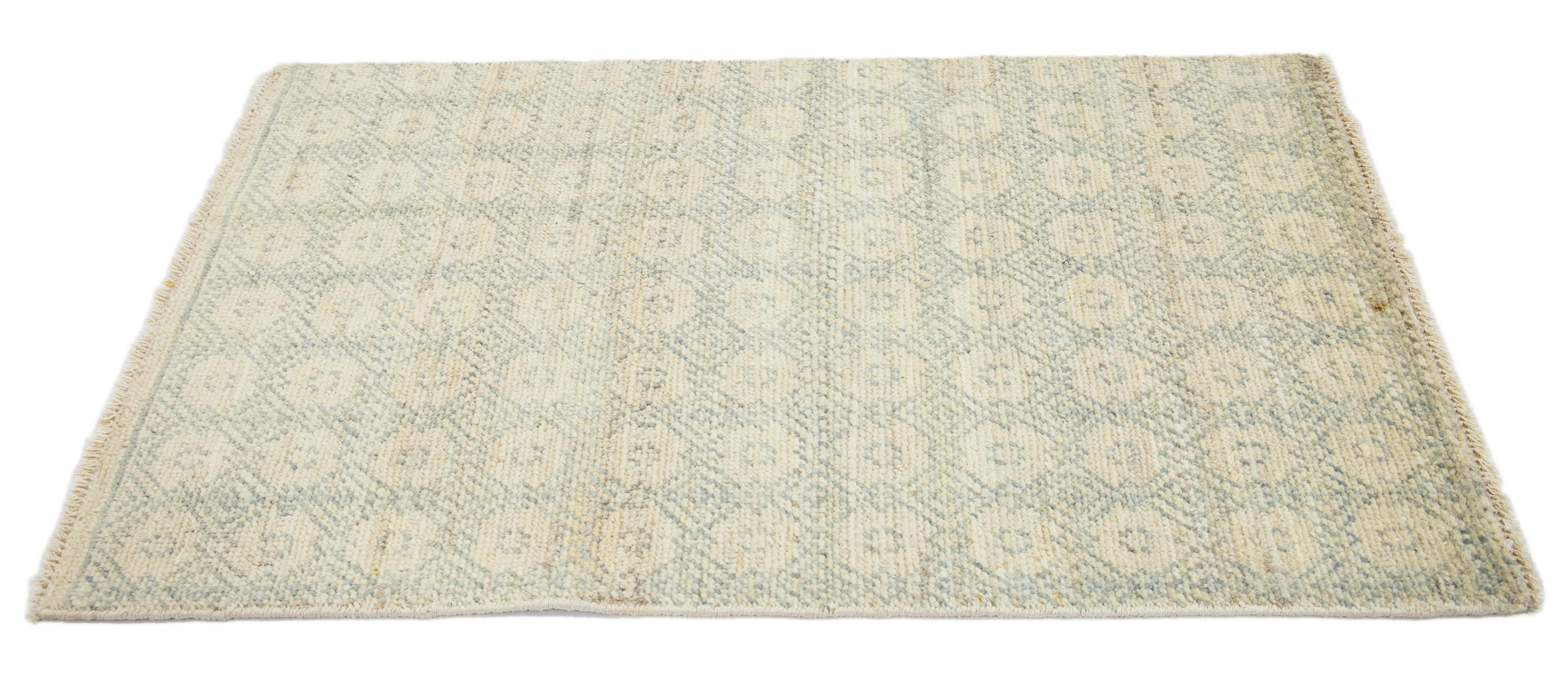 Tapis en laine moderne de style Khotan d'Apadana. Dimensions et couleurs personnalisées sur demande. 

MATERIAL : Laine 
Techniques : Noué à la main
Style : Khotan moderne
Délai de livraison : Approx. 15-16 semaines disponible 
Couleurs : Comme