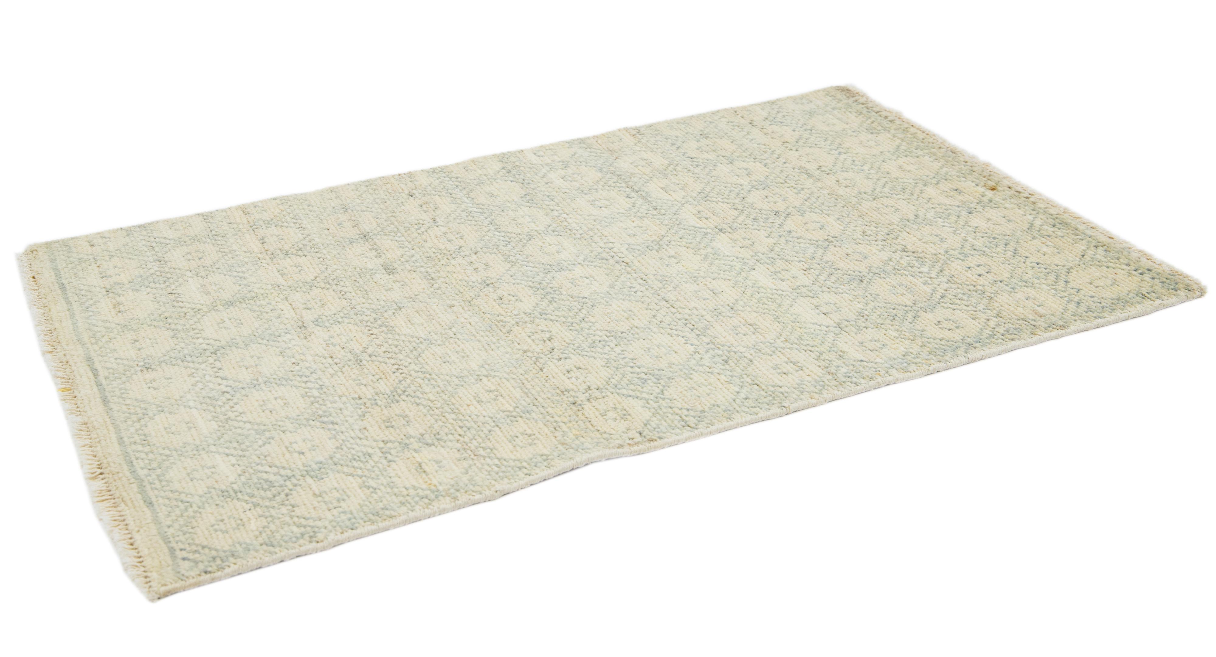 Moderne Tapis de laine beige personnalisé géométrique fait à la main et de style The Moderns Khotan en vente