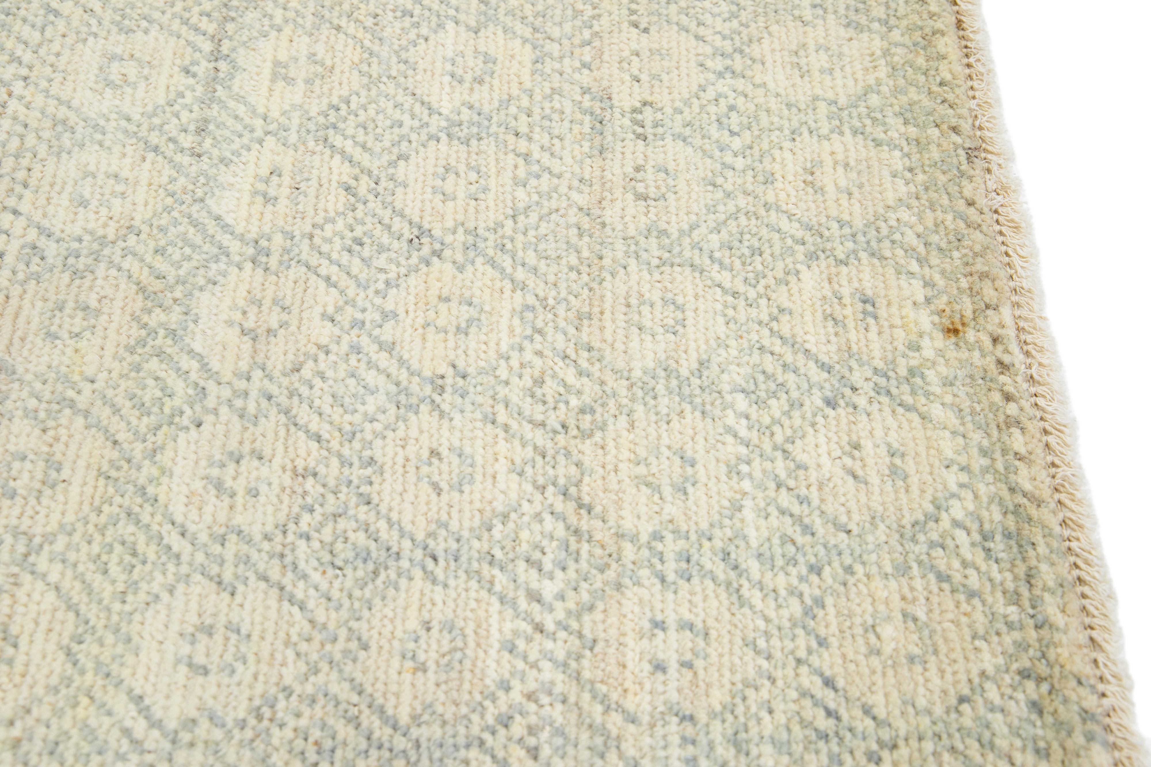 Pakistanais Tapis de laine beige personnalisé géométrique fait à la main et de style The Moderns Khotan en vente