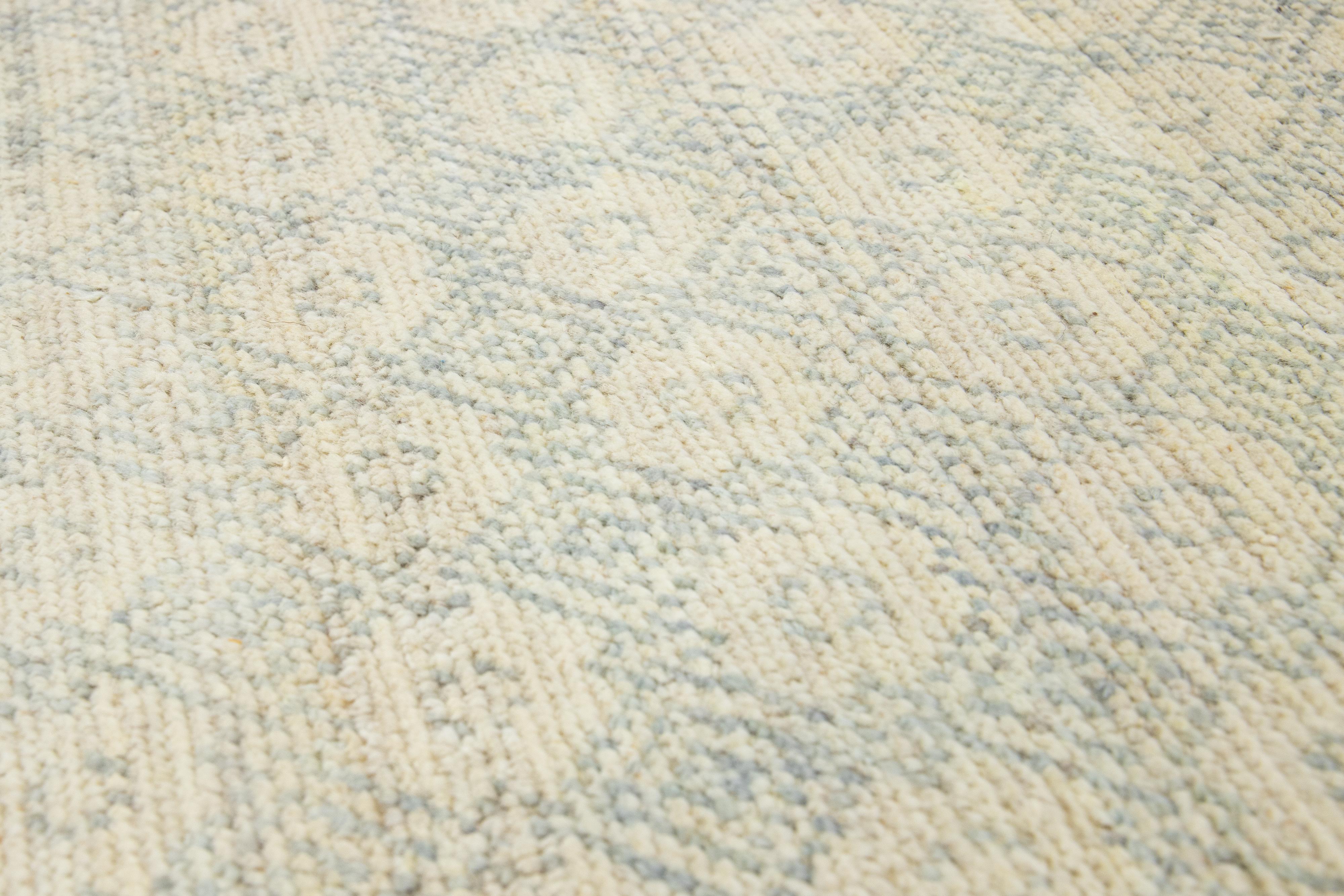 Noué à la main Tapis de laine beige personnalisé géométrique fait à la main et de style The Moderns Khotan en vente