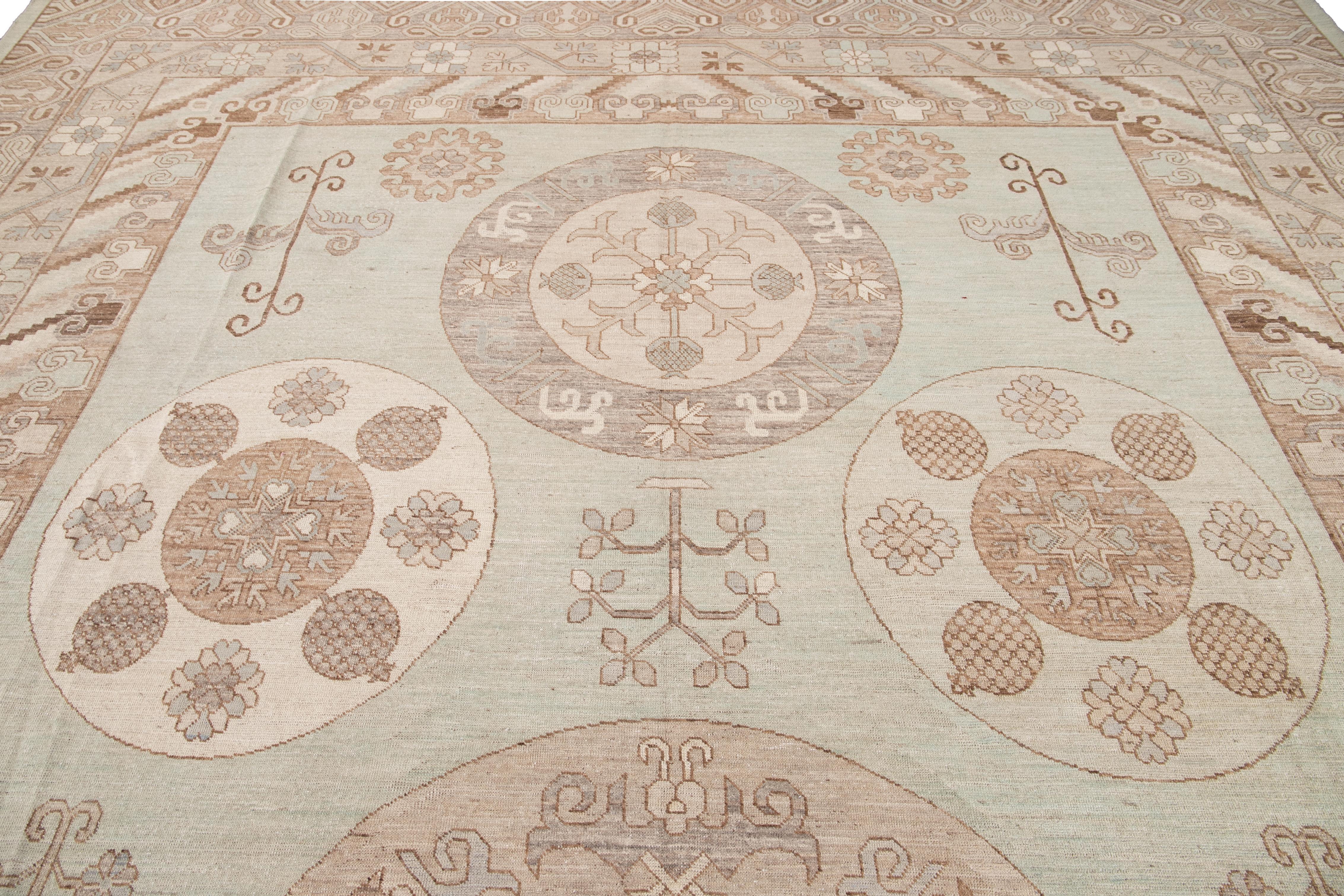 Tapis en laine vert moderne de style Khotan fait à la main et surdimensionné en vente 2