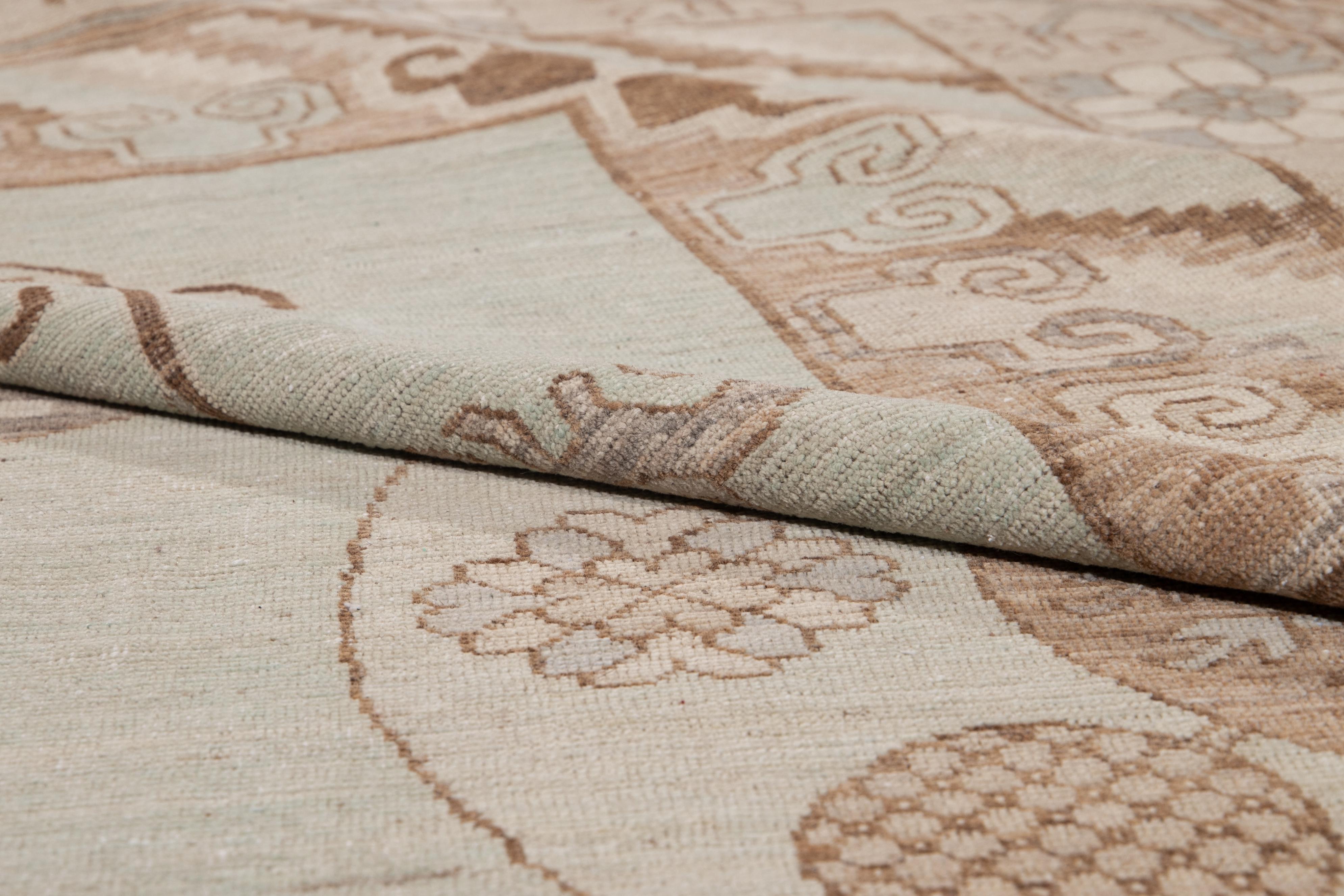 Noué à la main Tapis en laine vert moderne de style Khotan fait à la main et surdimensionné en vente