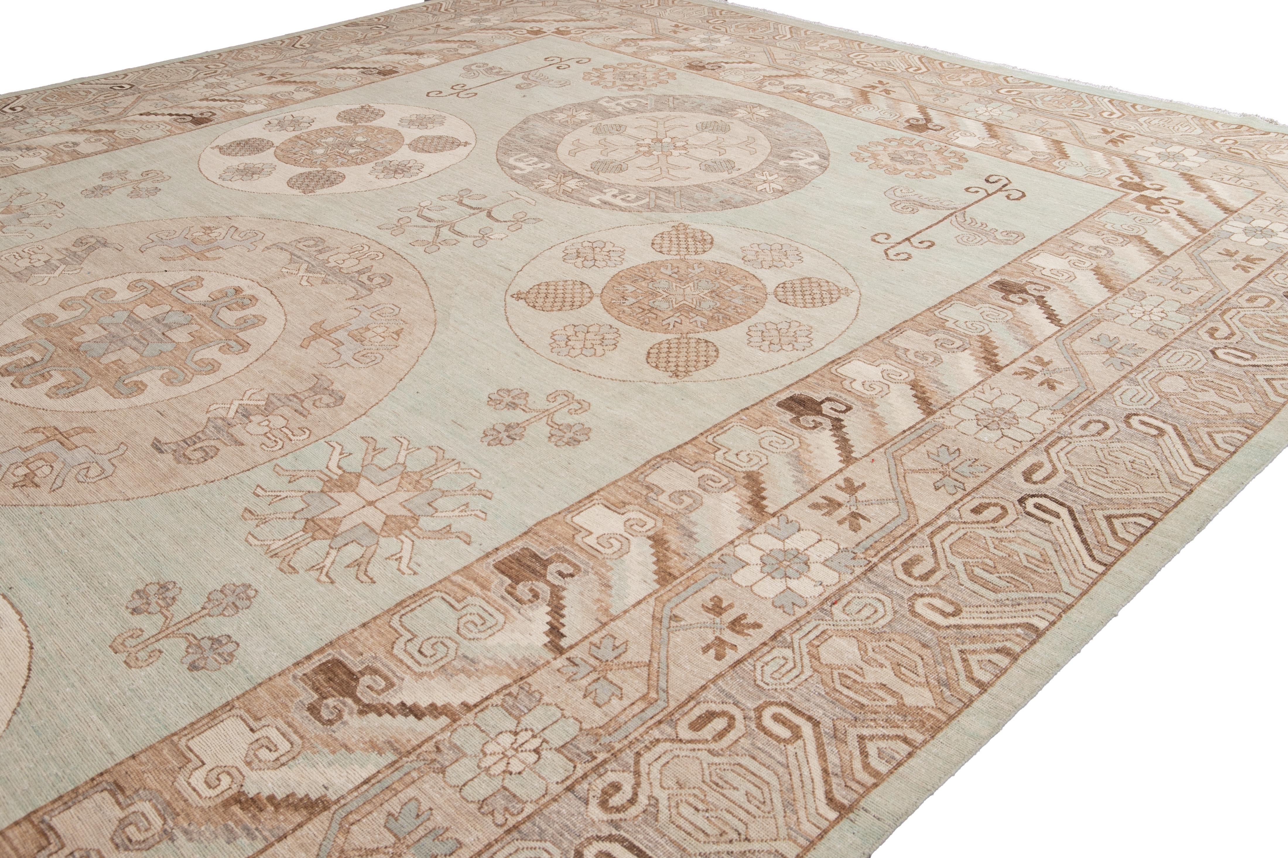 Tapis en laine vert moderne de style Khotan fait à la main et surdimensionné Neuf - En vente à Norwalk, CT