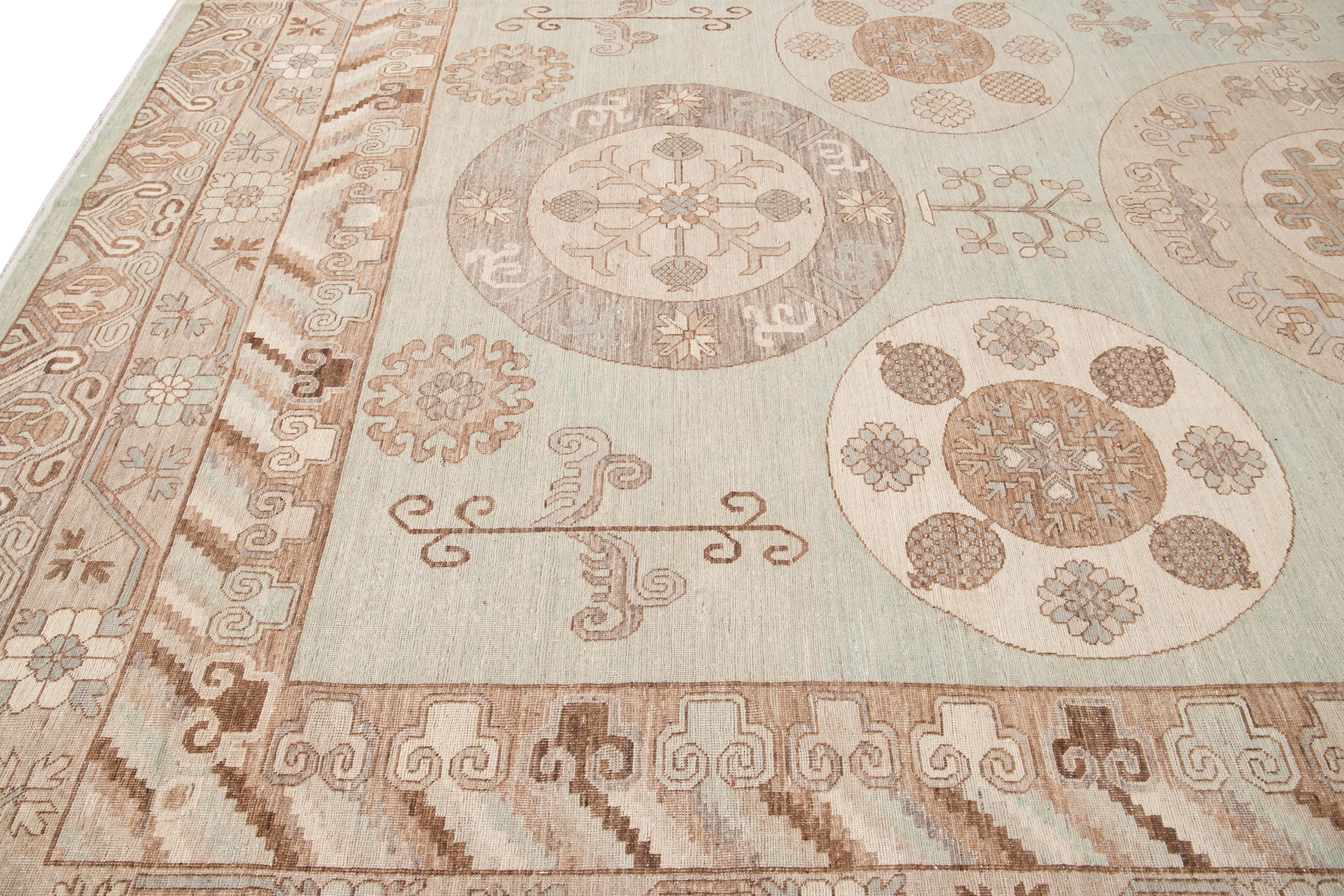 Tapis en laine vert moderne de style Khotan fait à la main et surdimensionné en vente 1