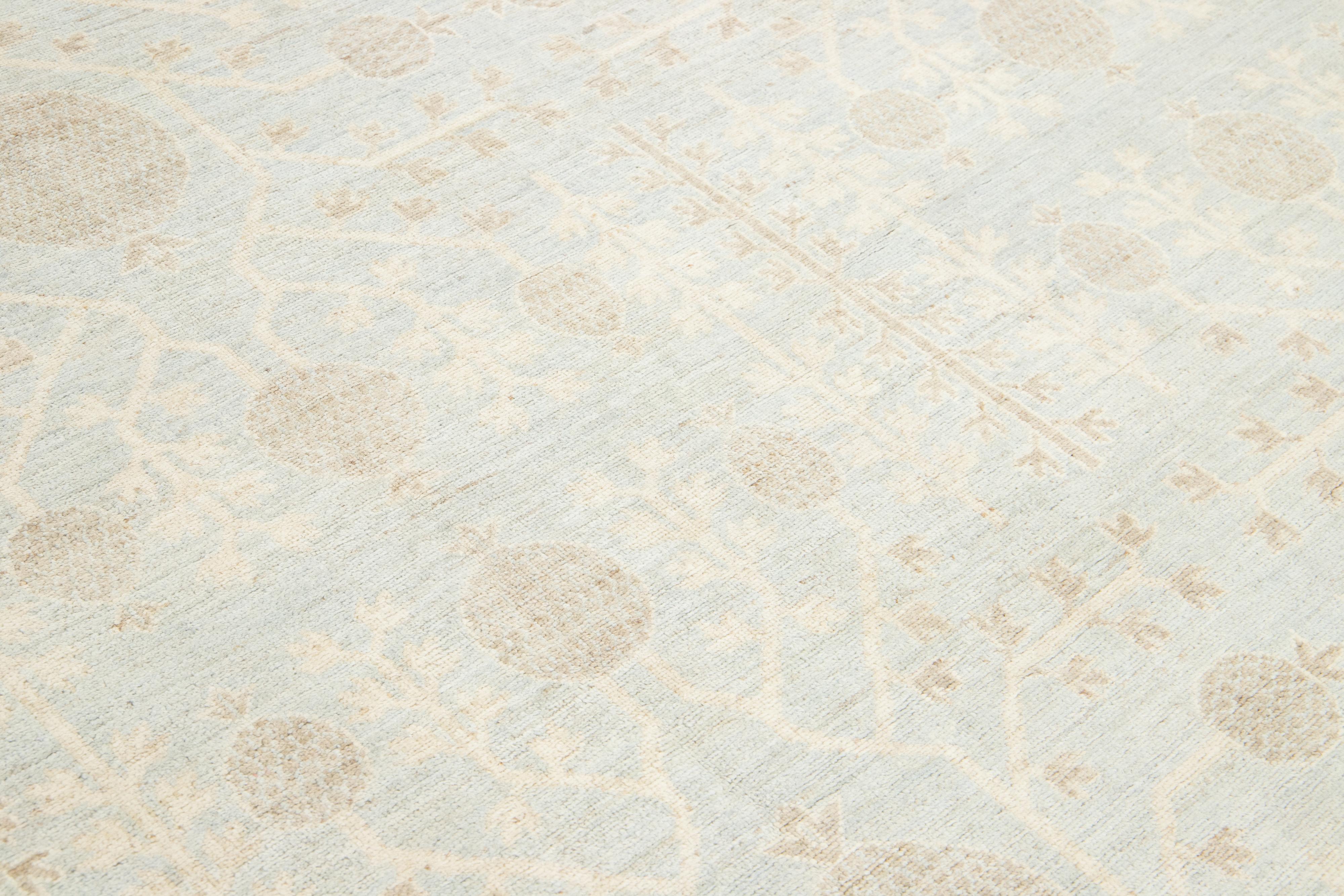 Tapis moderne de style Khotan fait à la main en laine bleu clair avec motif sur toute la surface en vente 3