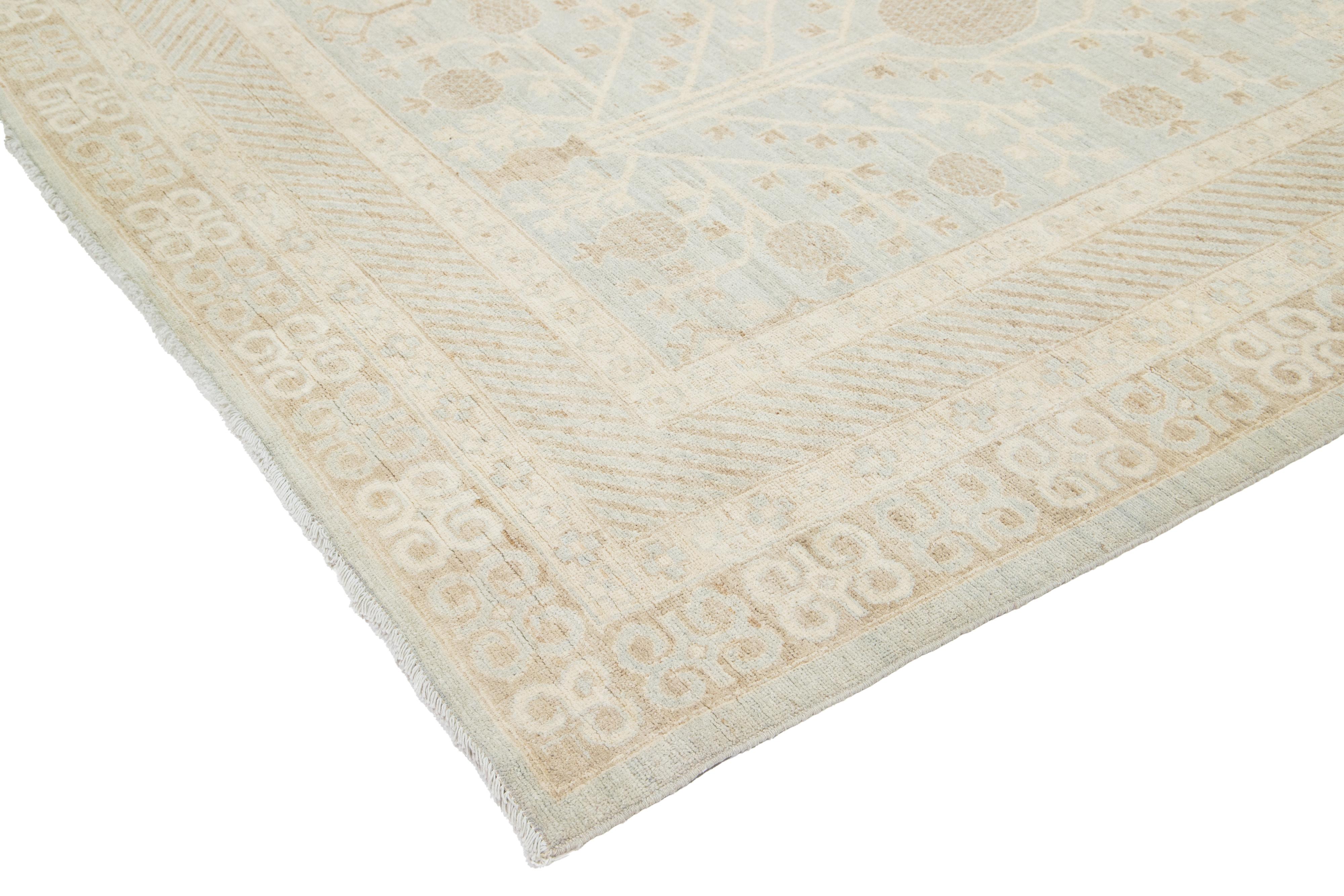 Tapis moderne de style Khotan fait à la main en laine bleu clair avec motif sur toute la surface en vente 4