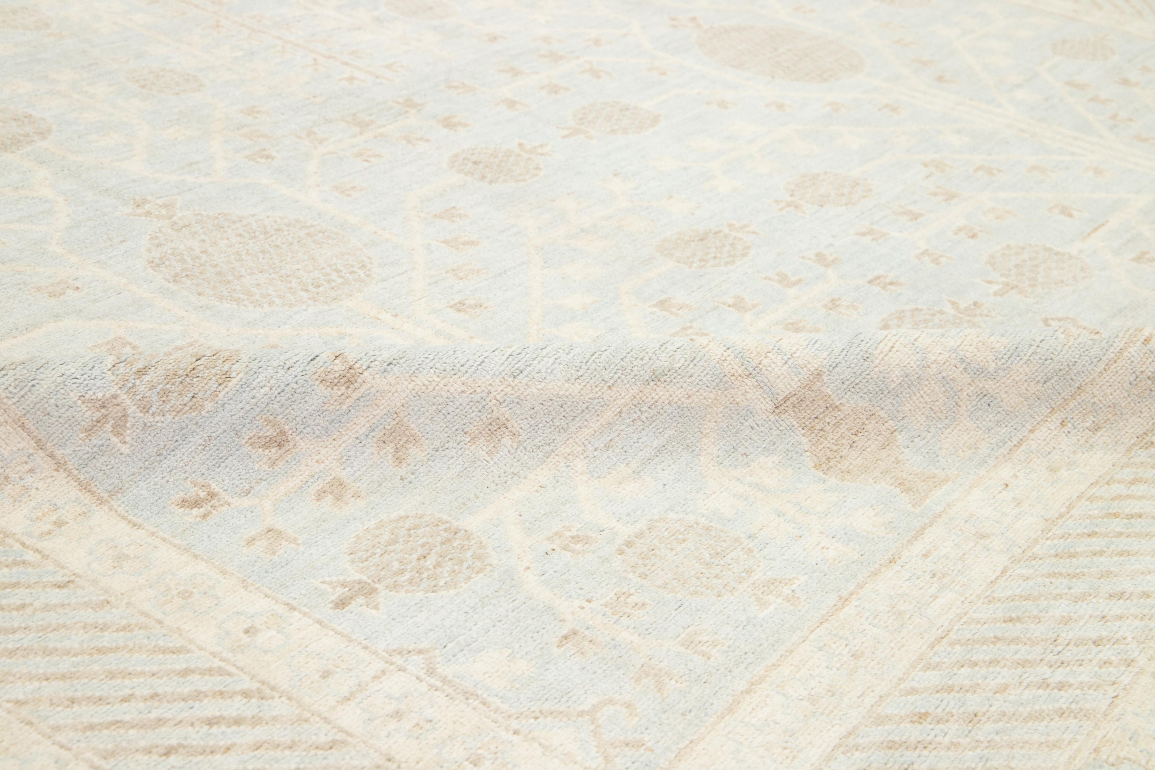 Noué à la main Tapis moderne de style Khotan fait à la main en laine bleu clair avec motif sur toute la surface en vente
