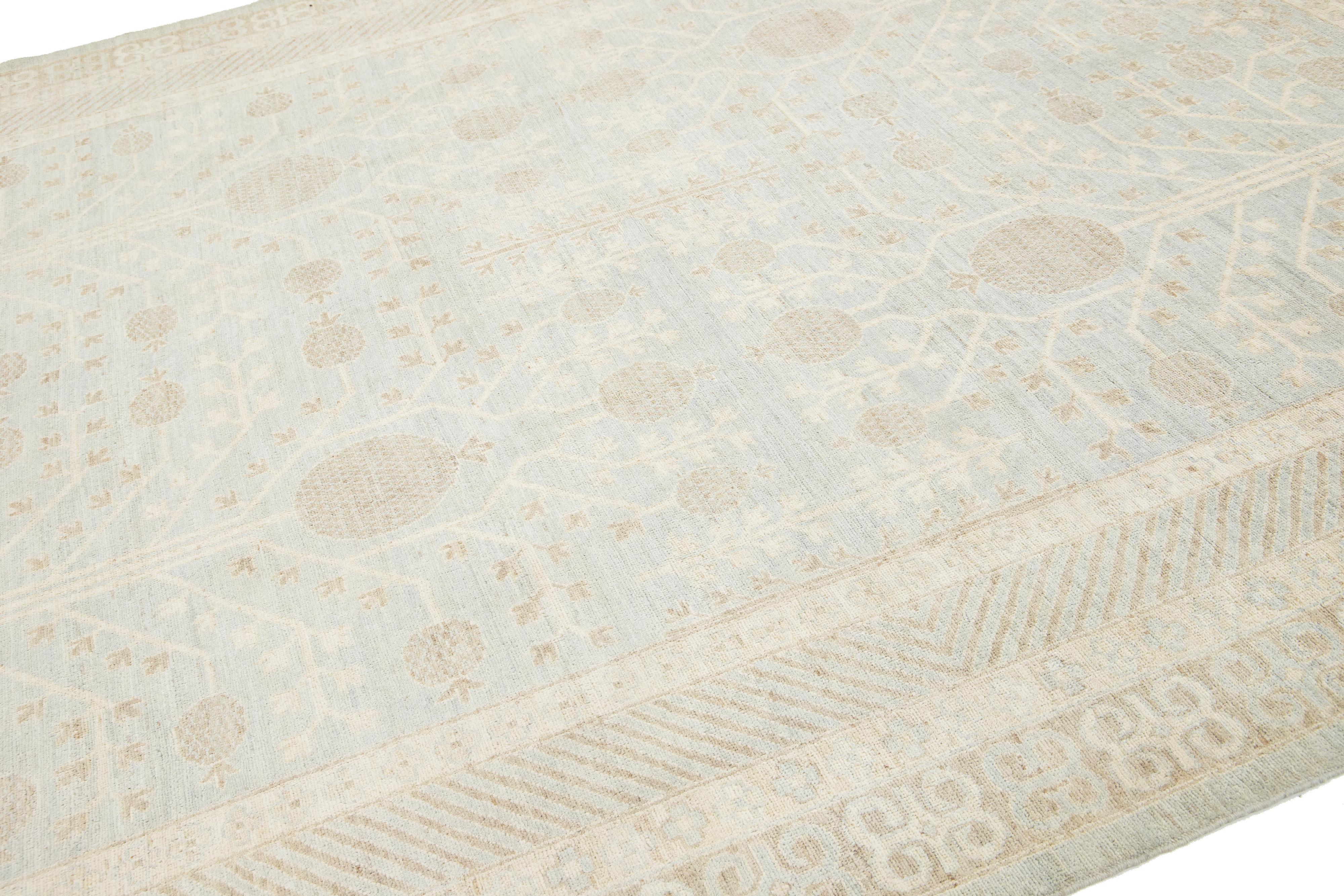 XXIe siècle et contemporain Tapis moderne de style Khotan fait à la main en laine bleu clair avec motif sur toute la surface en vente