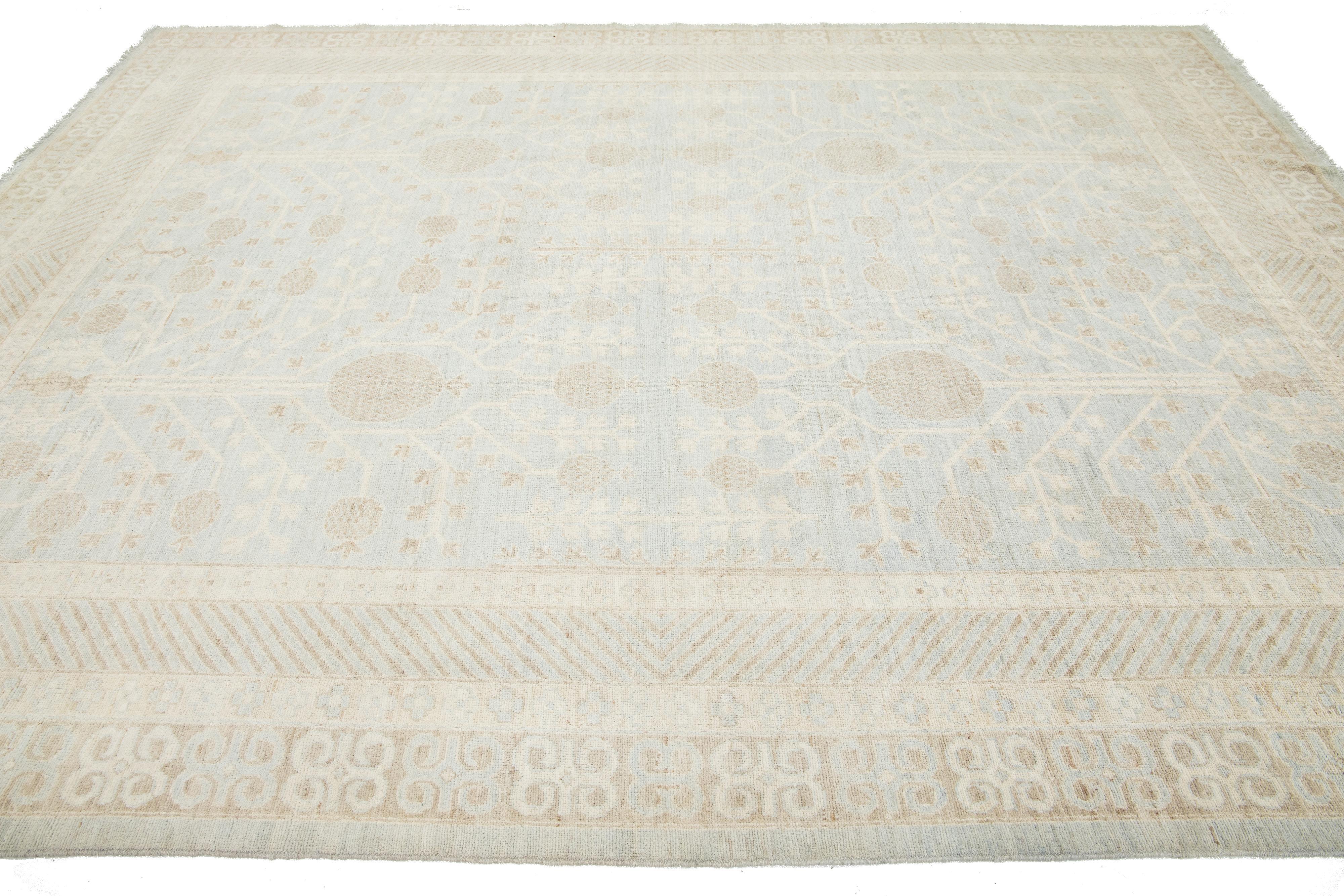 Laine Tapis moderne de style Khotan fait à la main en laine bleu clair avec motif sur toute la surface en vente