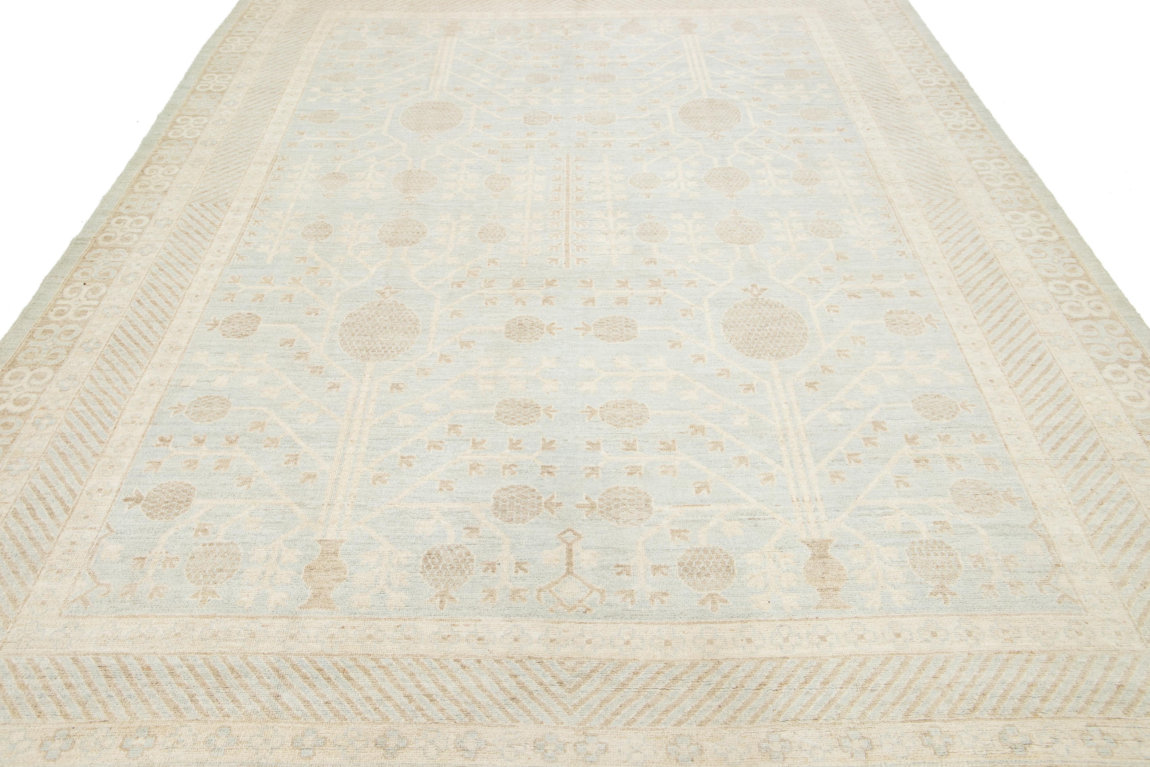 Tapis moderne de style Khotan fait à la main en laine bleu clair avec motif sur toute la surface en vente 2